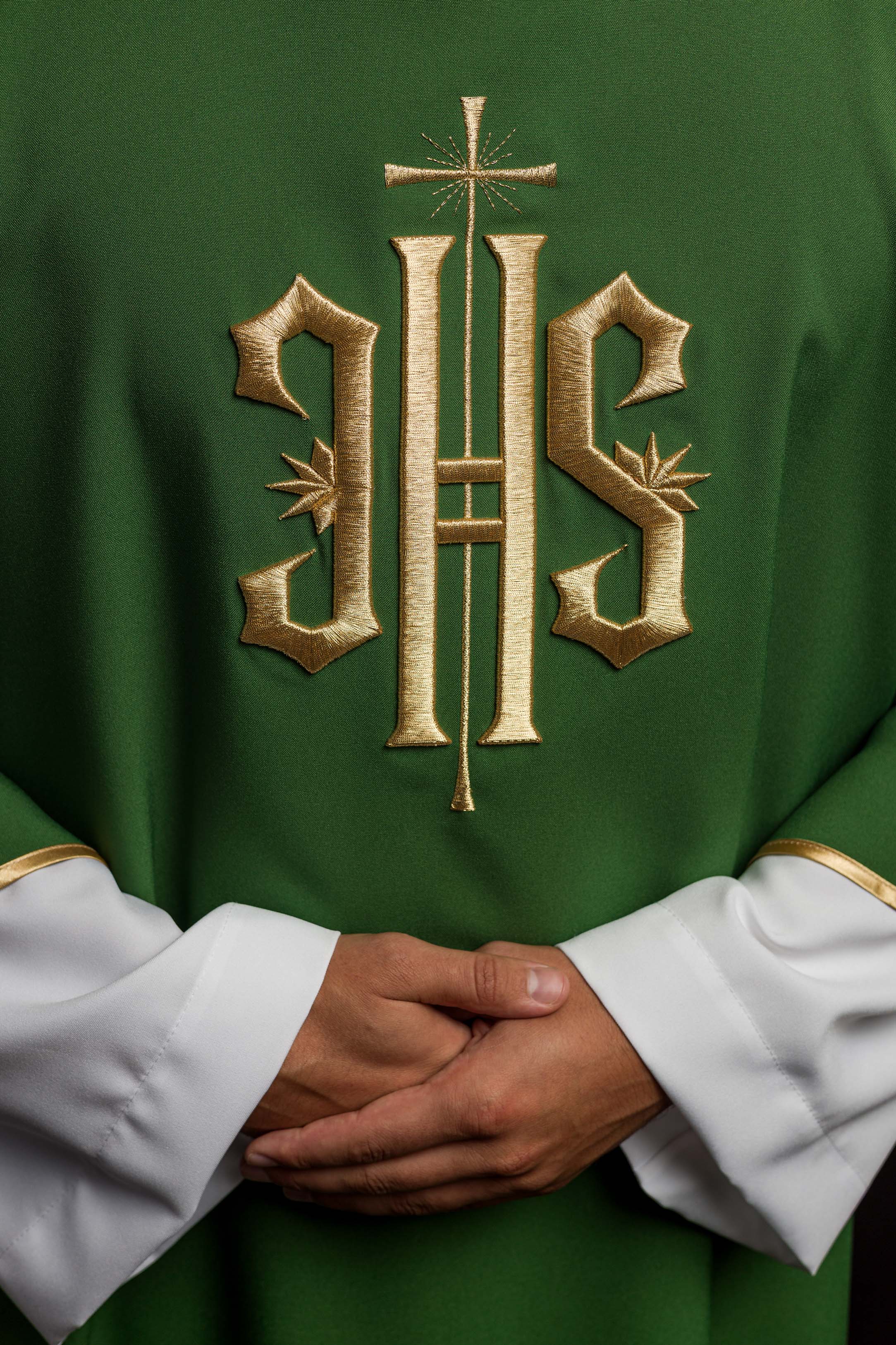 Dalmática verde con bordado dorado IHS