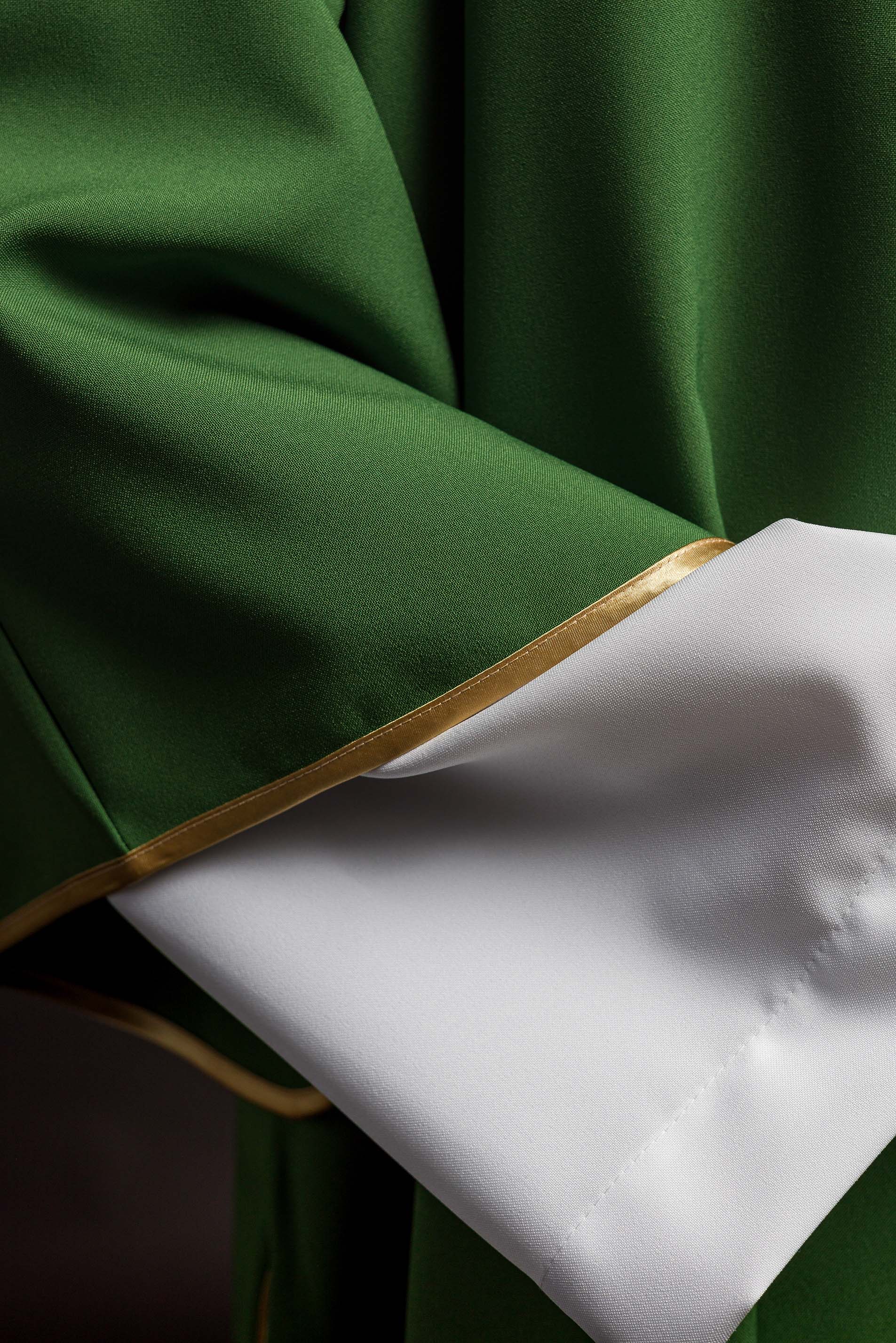 Dalmática verde con bordado dorado IHS