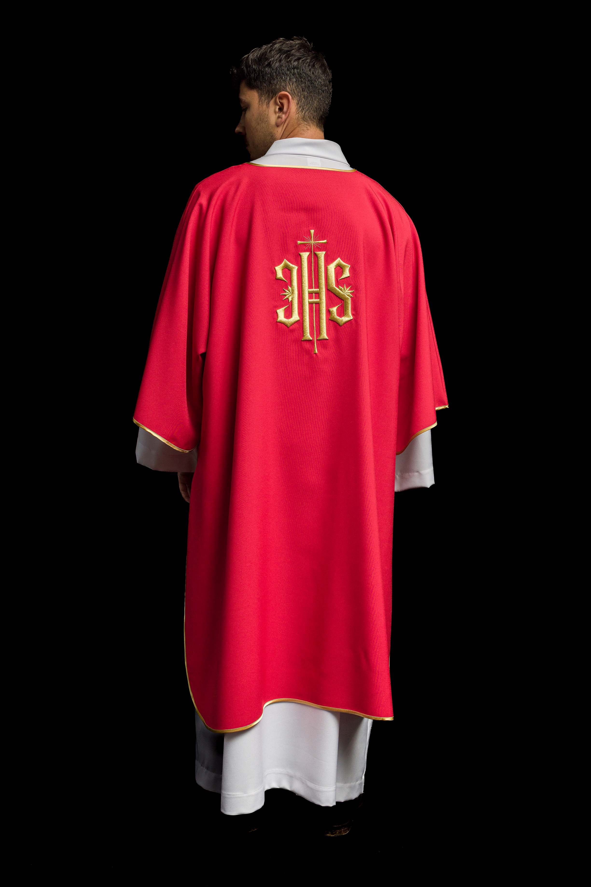 Dalmática roja con bordado dorado IHS