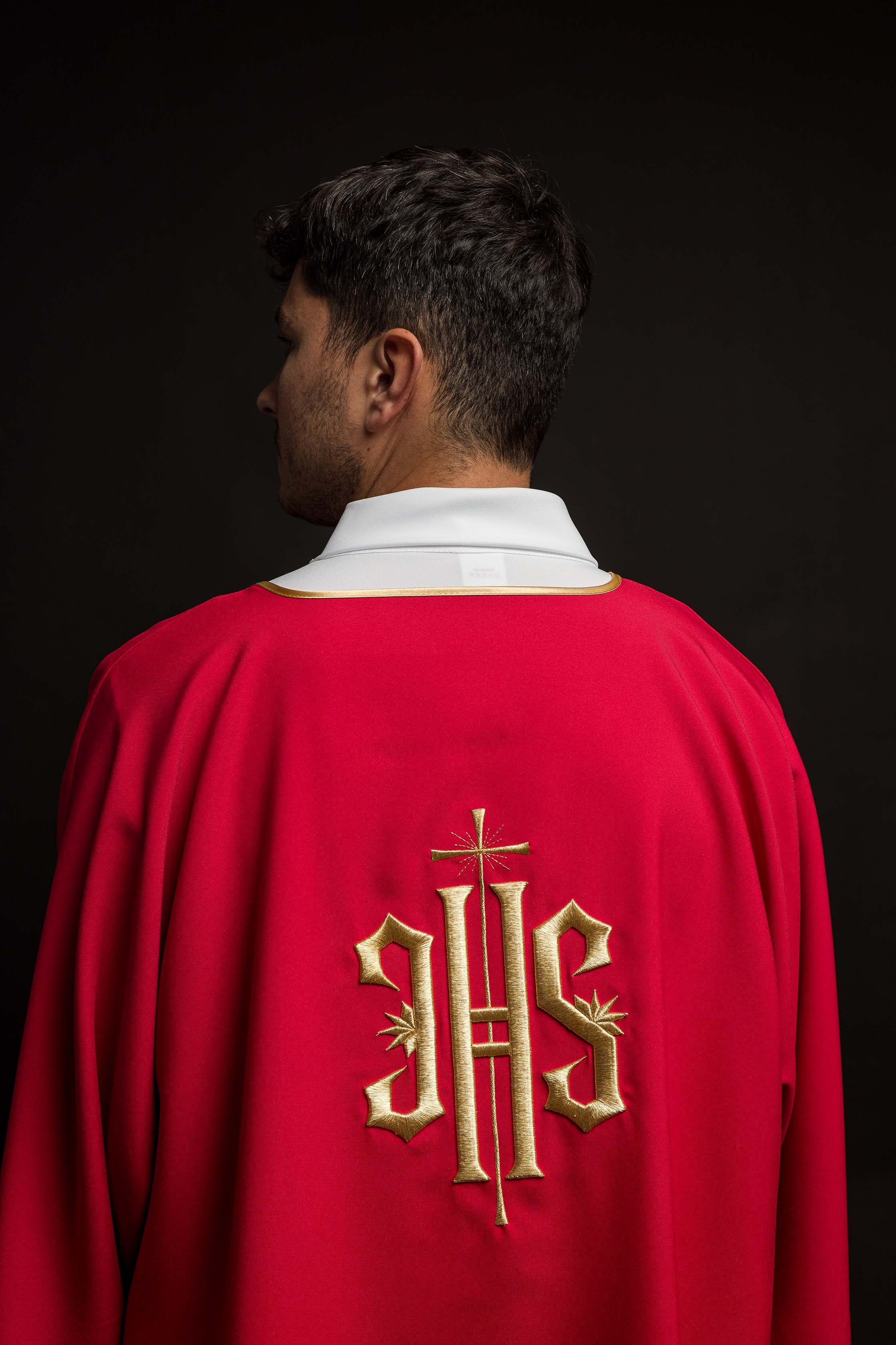 Dalmática roja con bordado dorado IHS