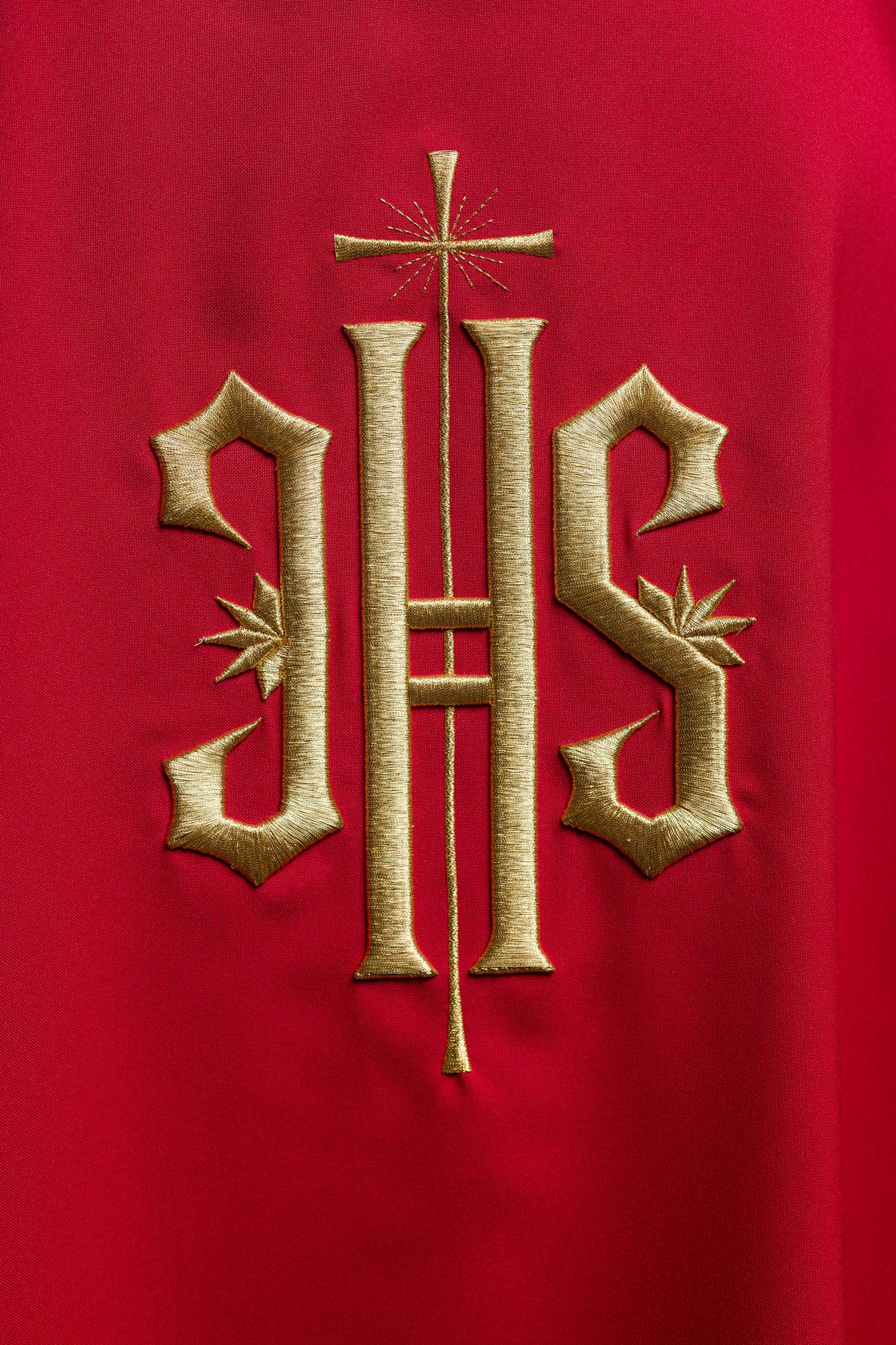 Dalmática roja con bordado dorado IHS