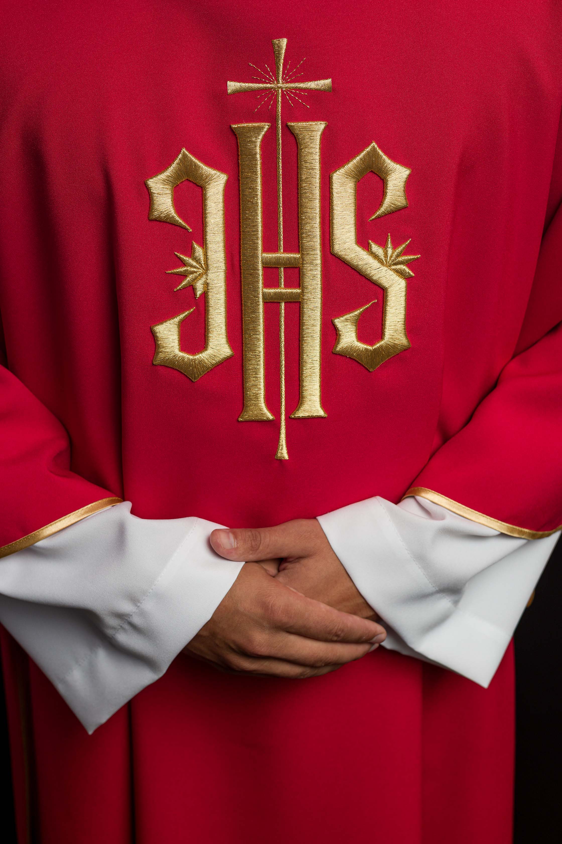 Dalmática roja con bordado dorado IHS