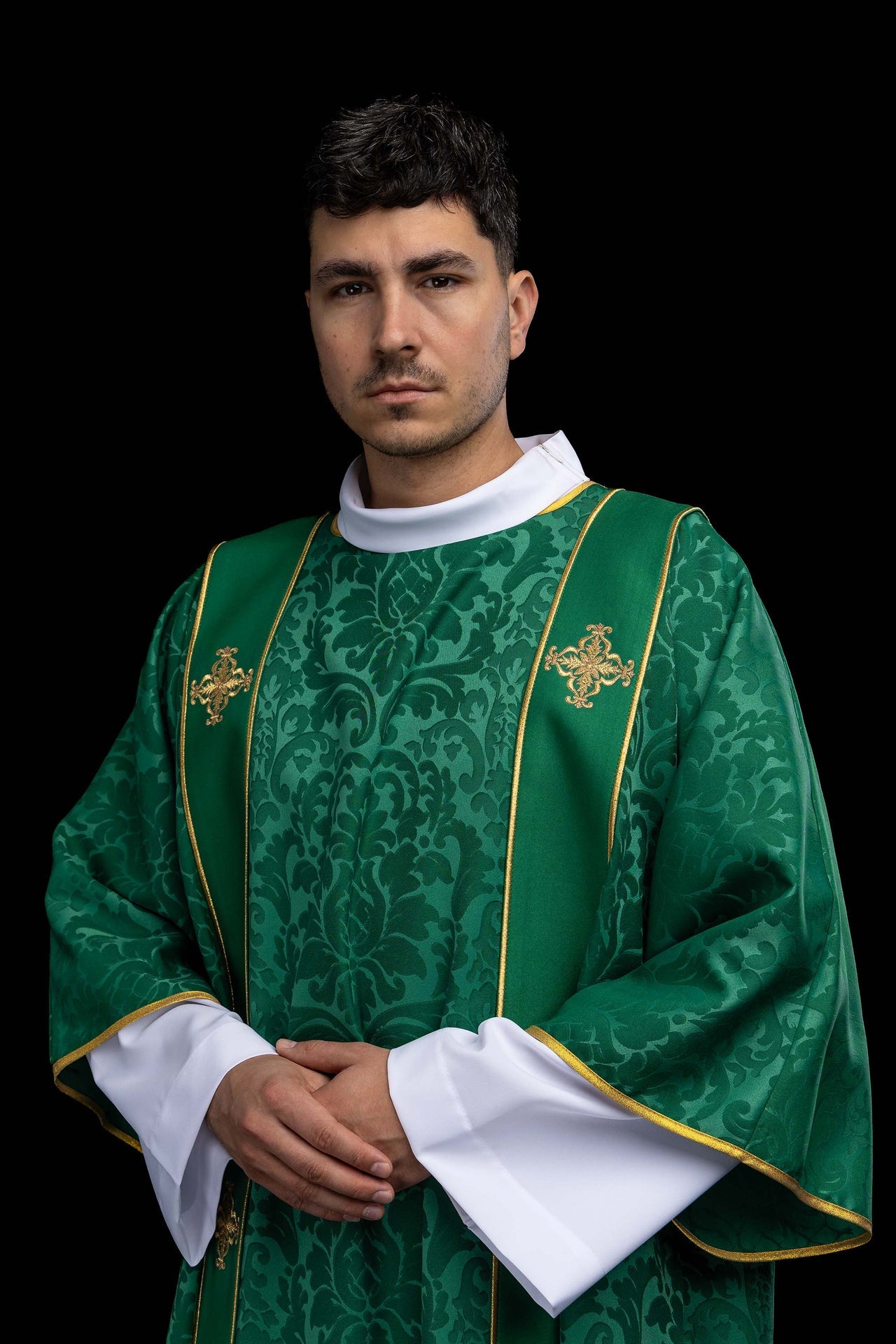 Dalmática verde de jacquard con bandas y cruces doradas bordadas