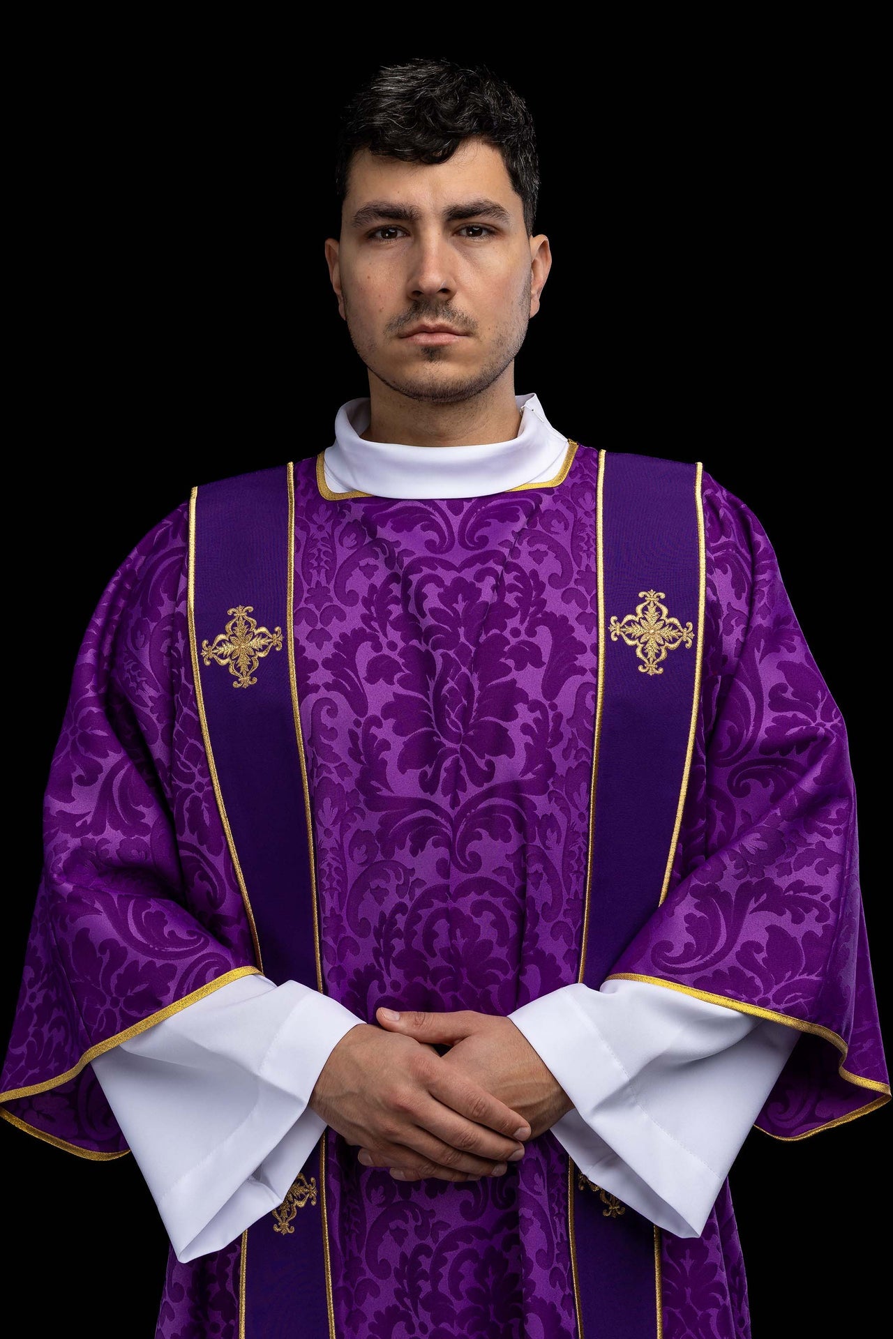 Dalmática morada de jacquard con bandas y cruces doradas bordadas