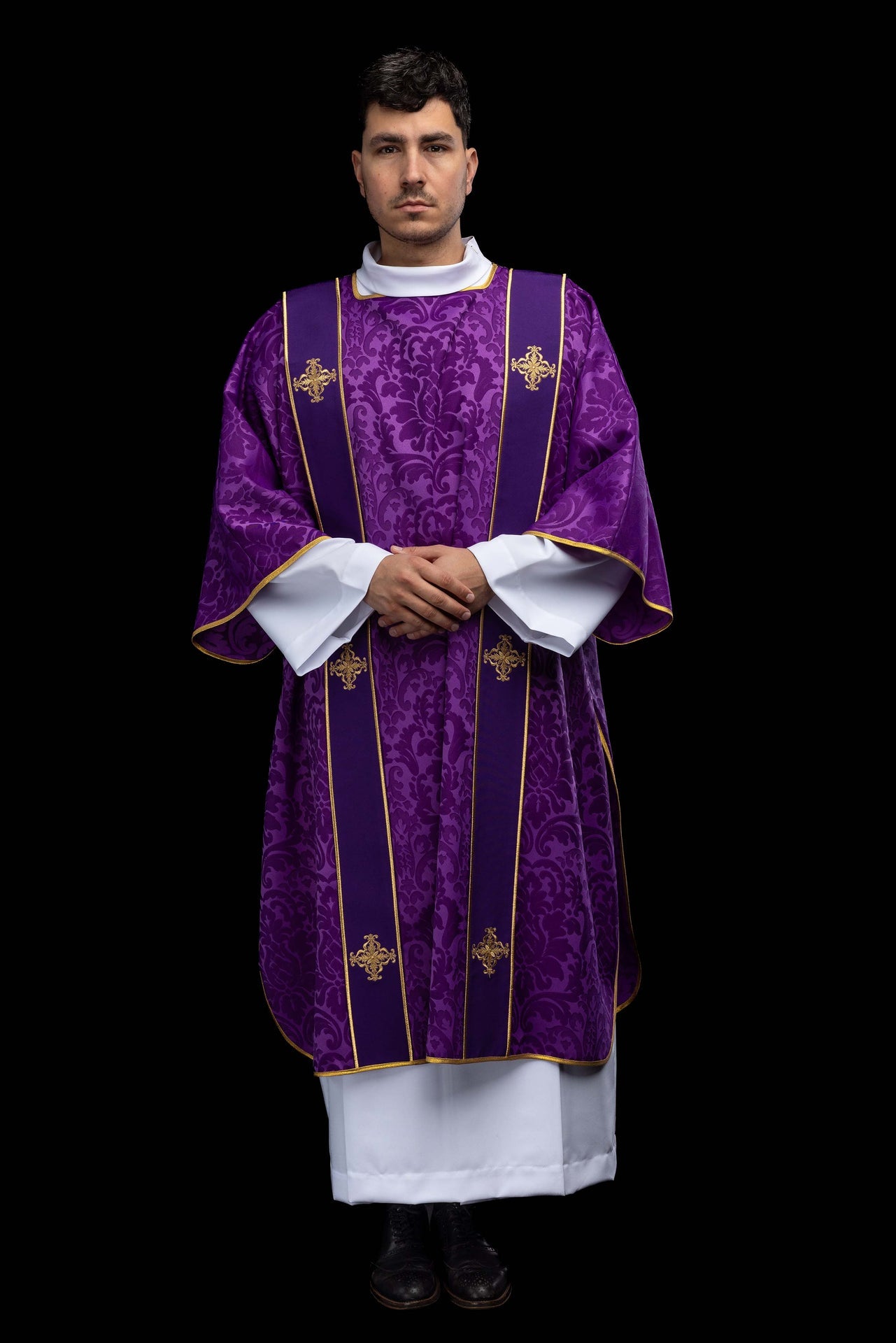 Dalmática morada de jacquard con bandas y cruces doradas bordadas