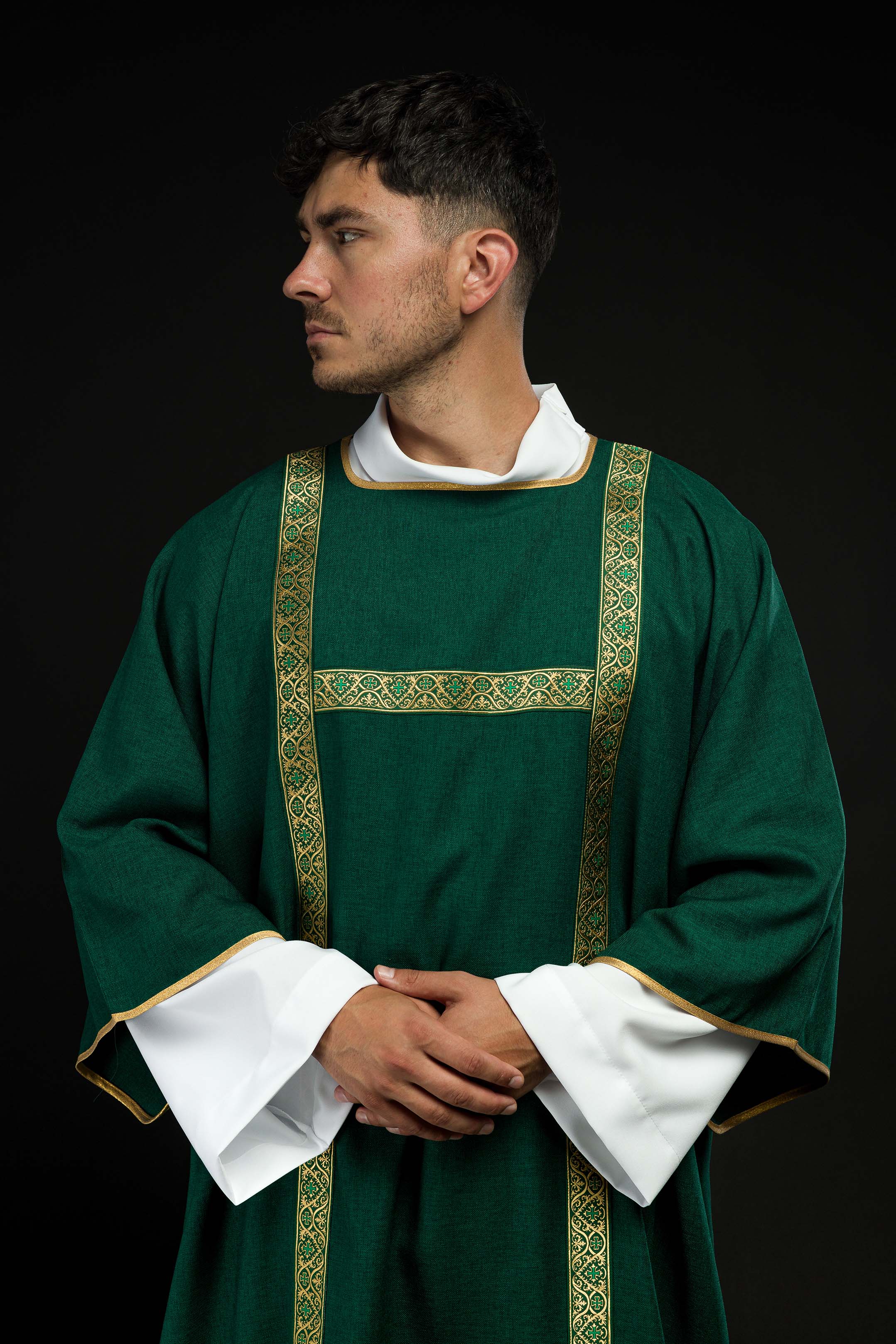 Dalmática verde decorada con cintas de jacquard doradas