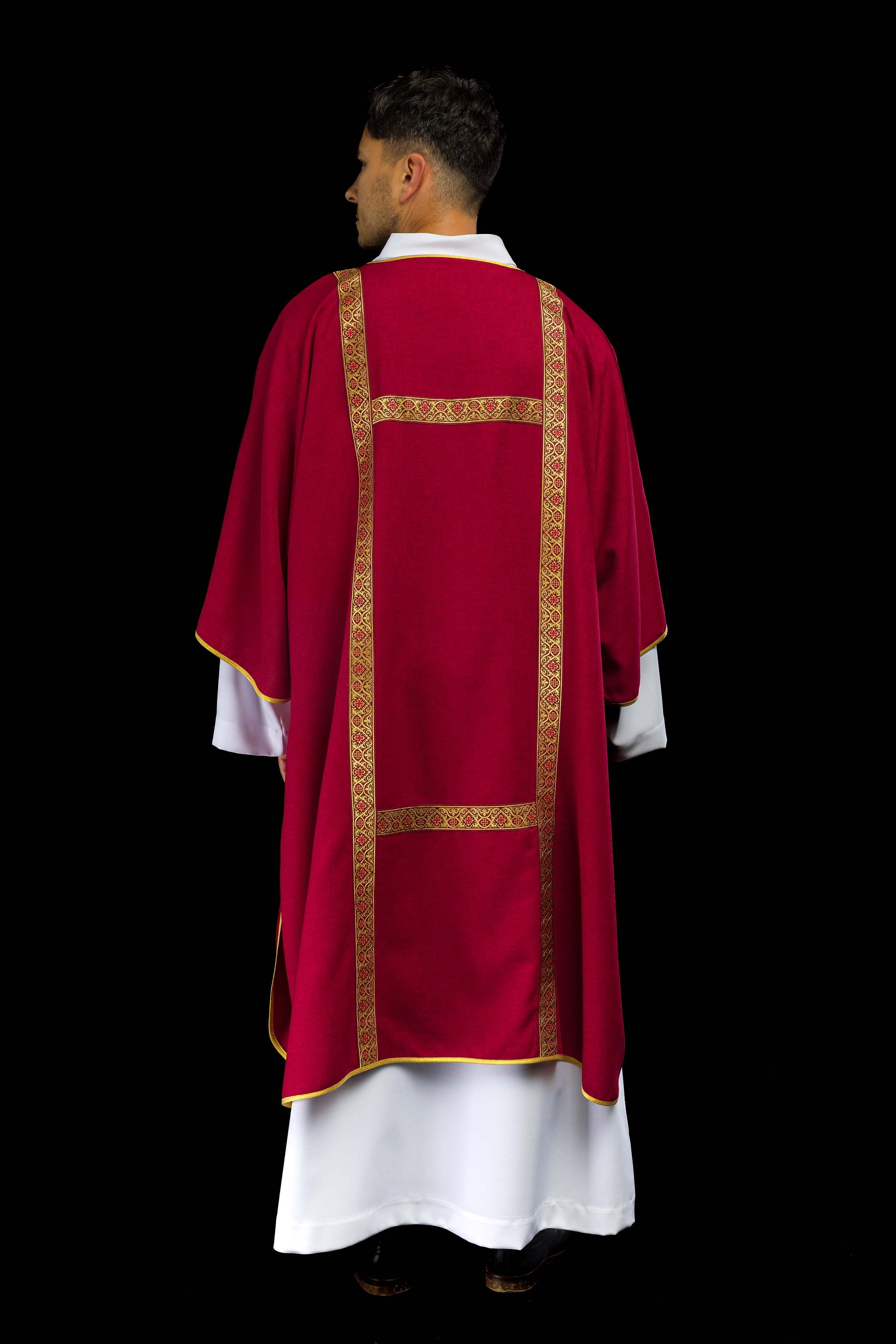 Dalmática roja decorada con cintas de jacquard doradas