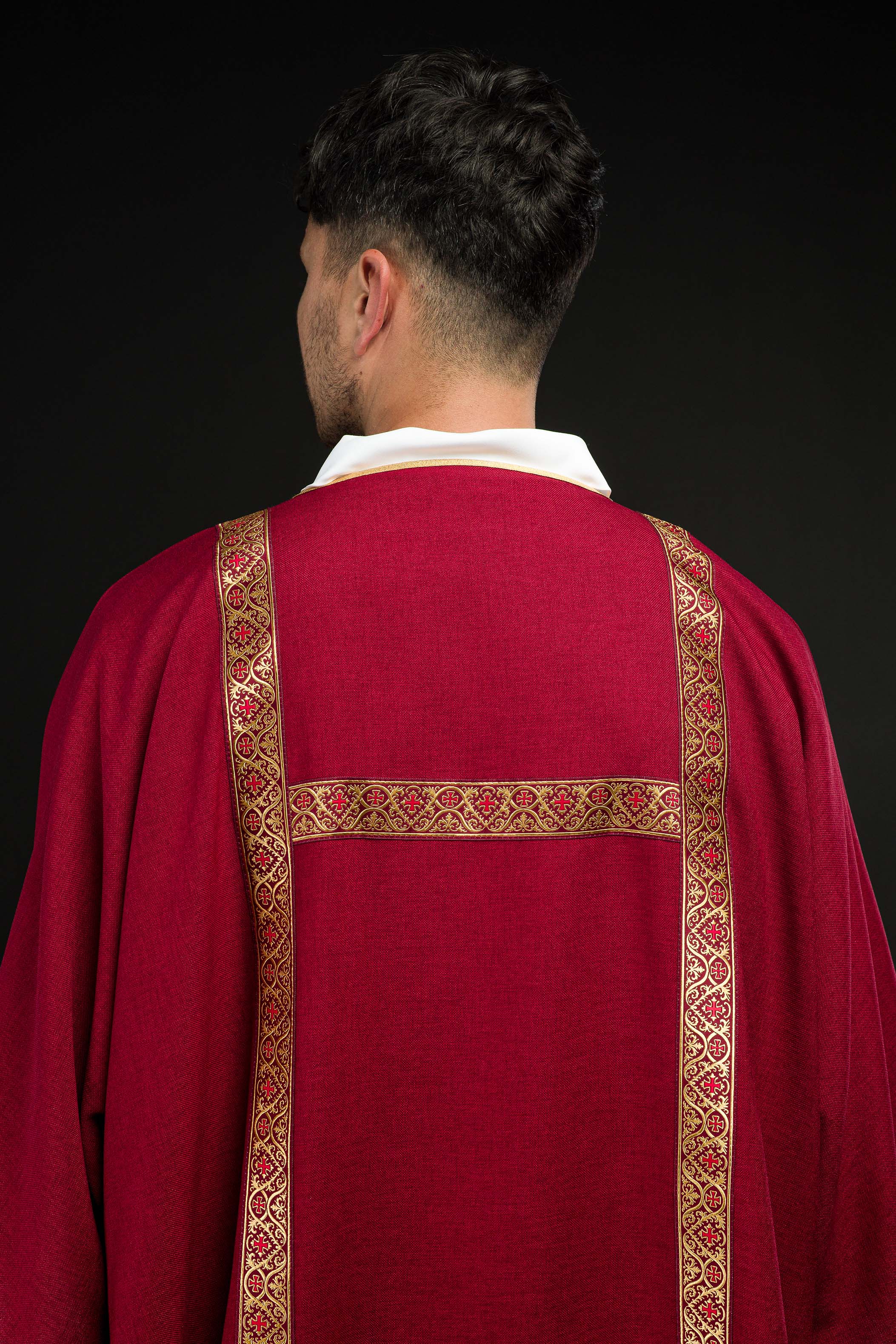 Dalmática roja decorada con cintas de jacquard doradas