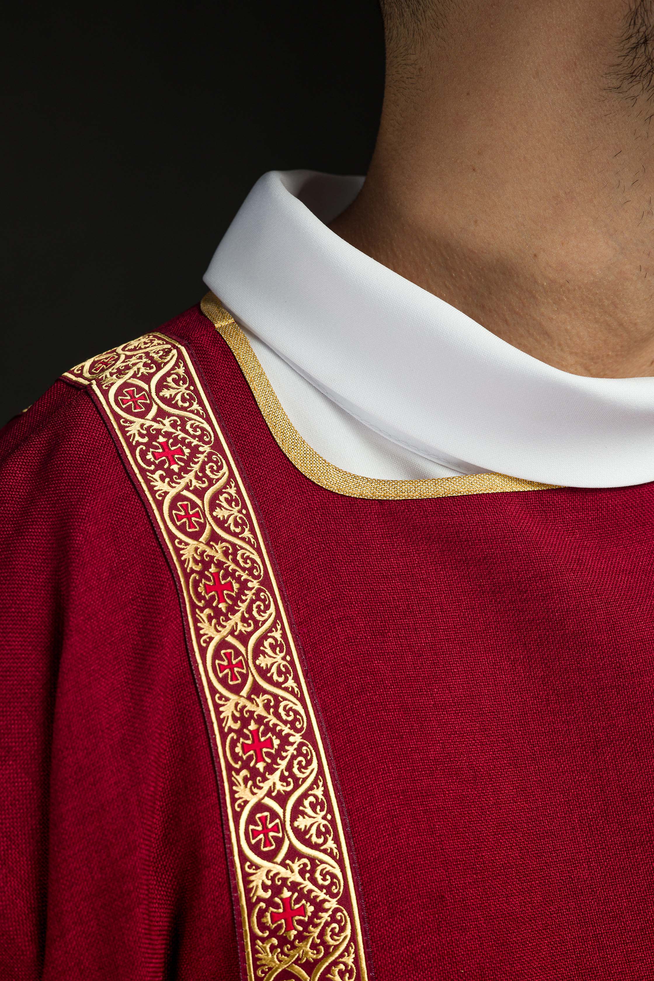 Dalmática roja decorada con cintas de jacquard doradas