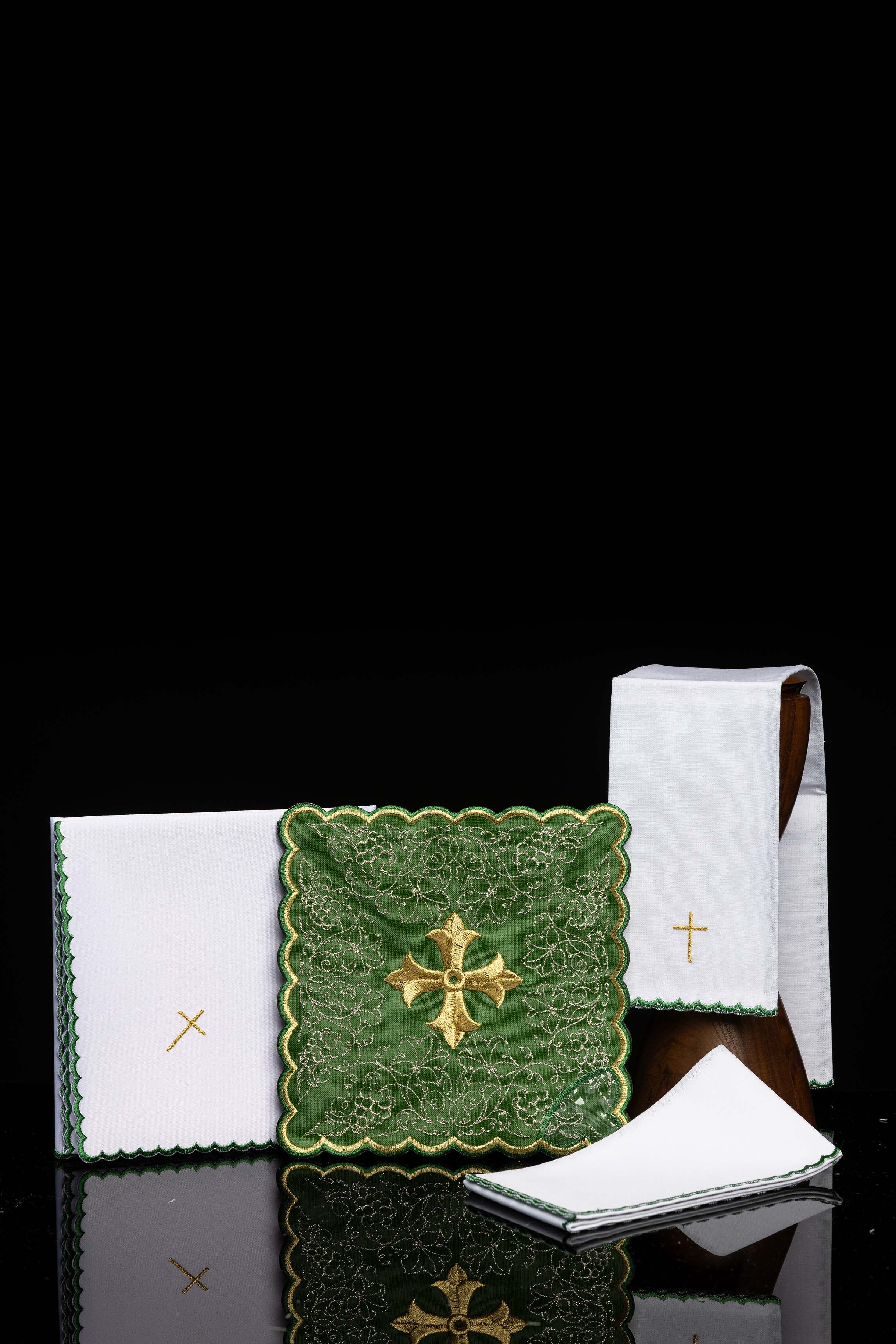 Servicio de altar bordado con motivo de cruz verde