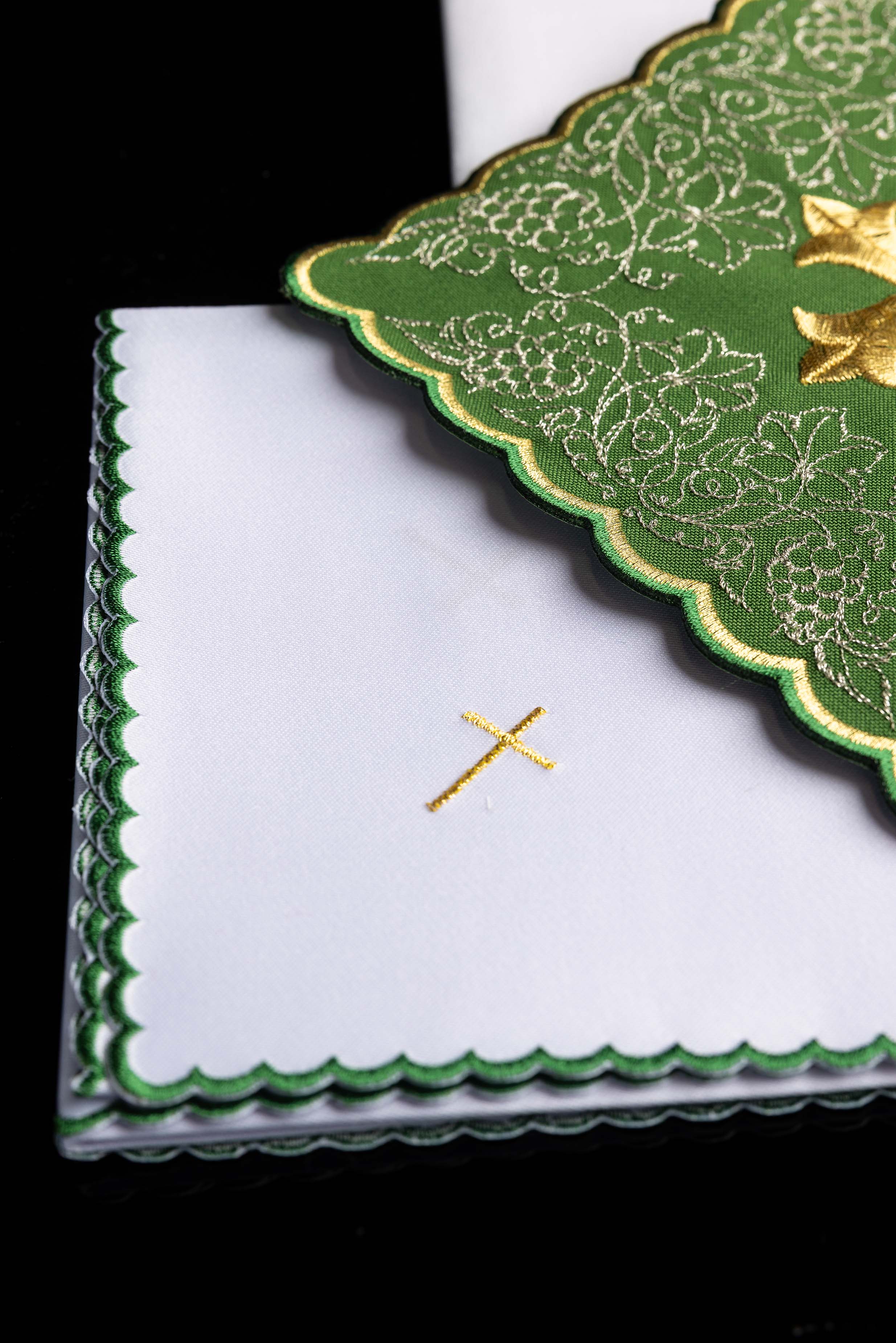 Servicio de altar bordado con motivo de cruz verde