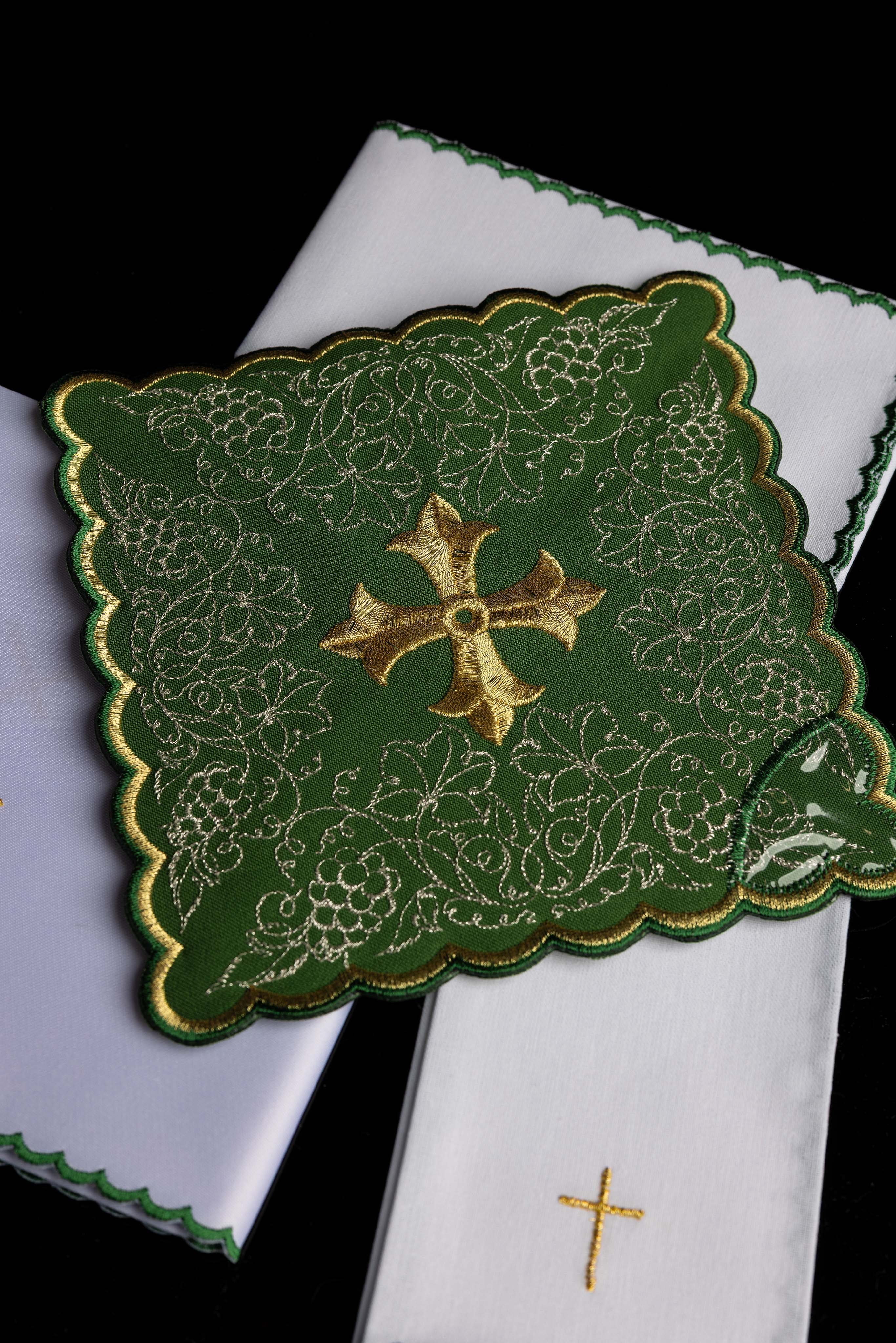 Servicio de altar bordado con motivo de cruz verde