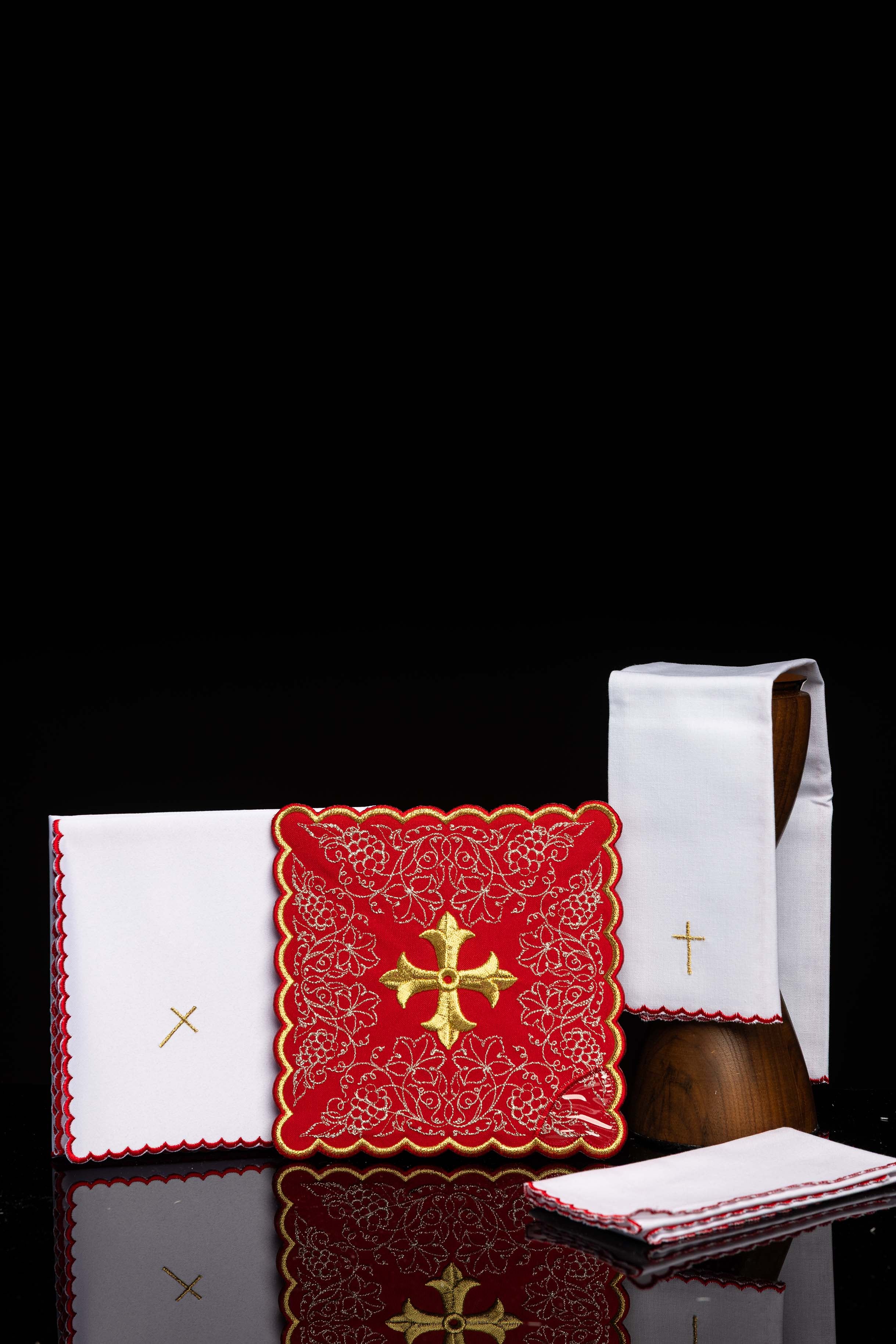 Servicio de altar bordado con motivo de cruz rojo