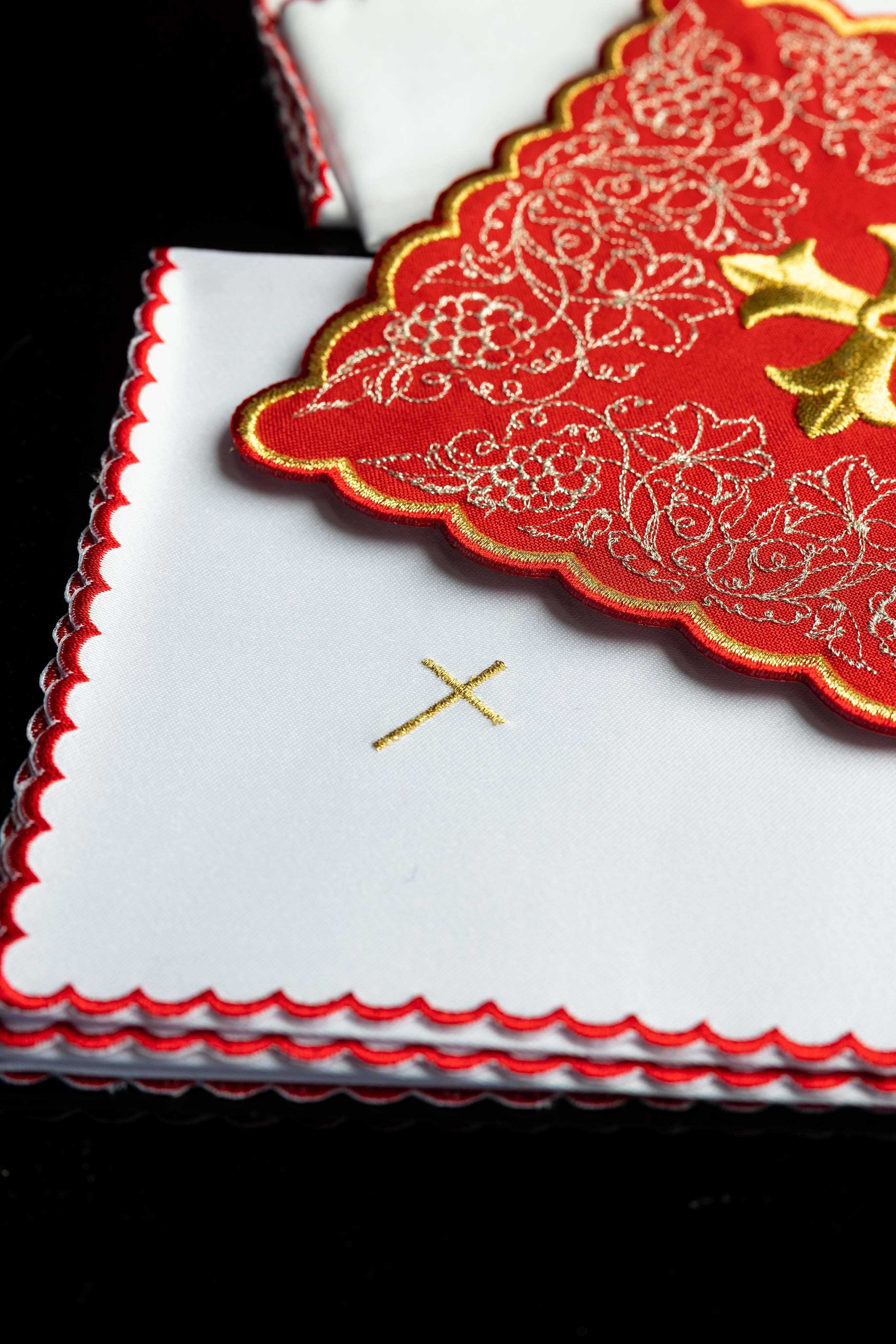 Servicio de altar bordado con motivo de cruz rojo