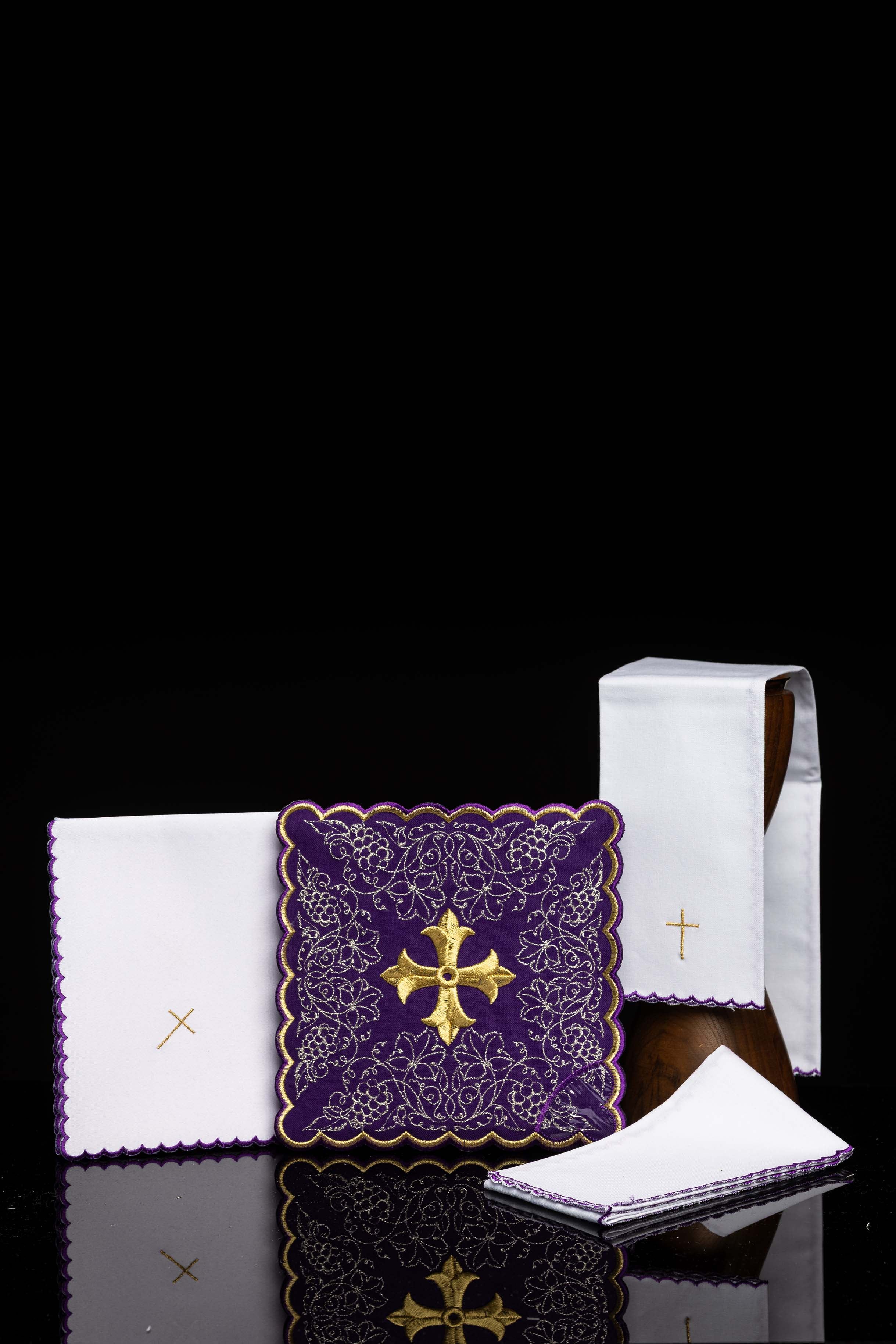 Servicio de altar bordado con motivo de cruz morado