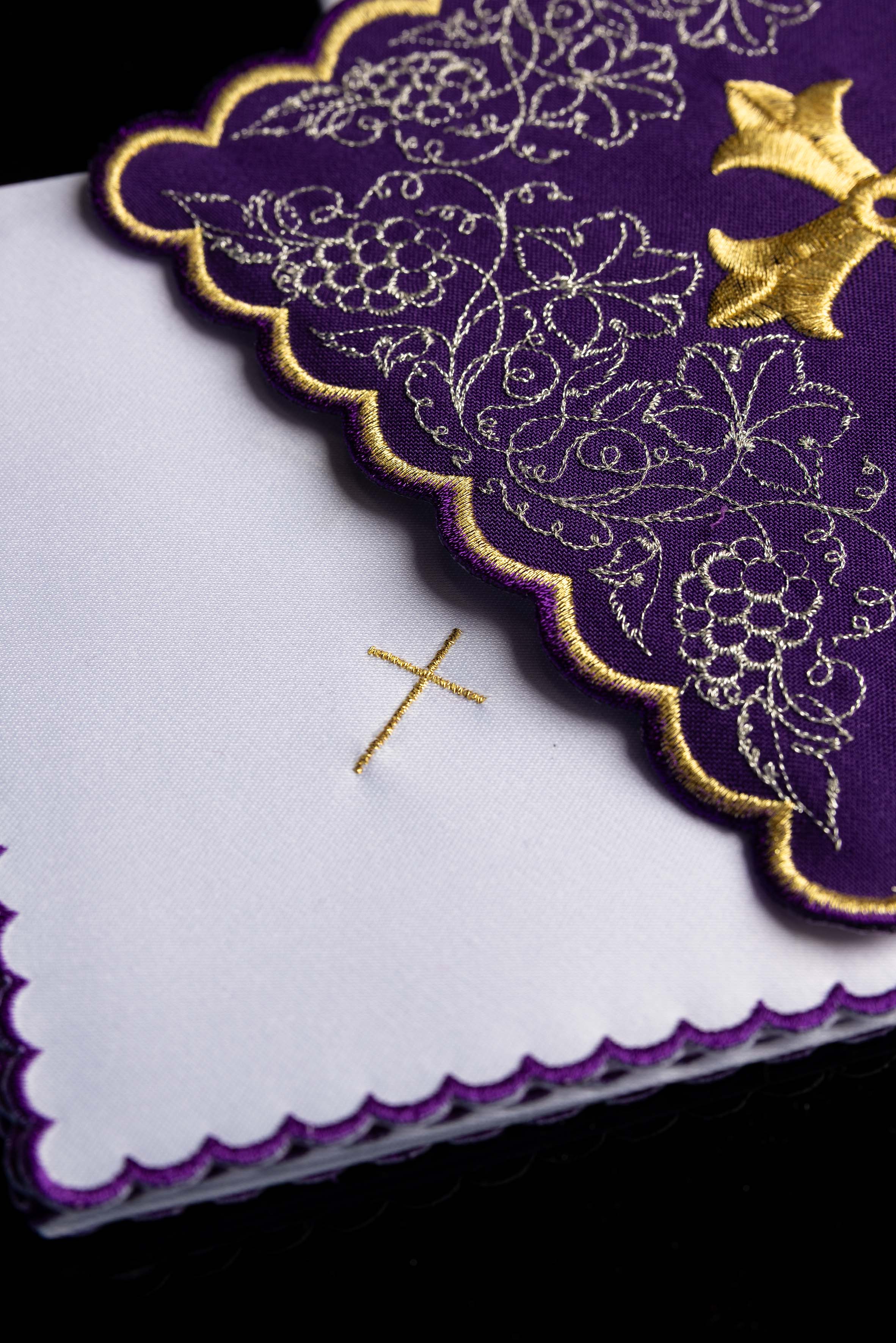 Servicio de altar bordado con motivo de cruz morado