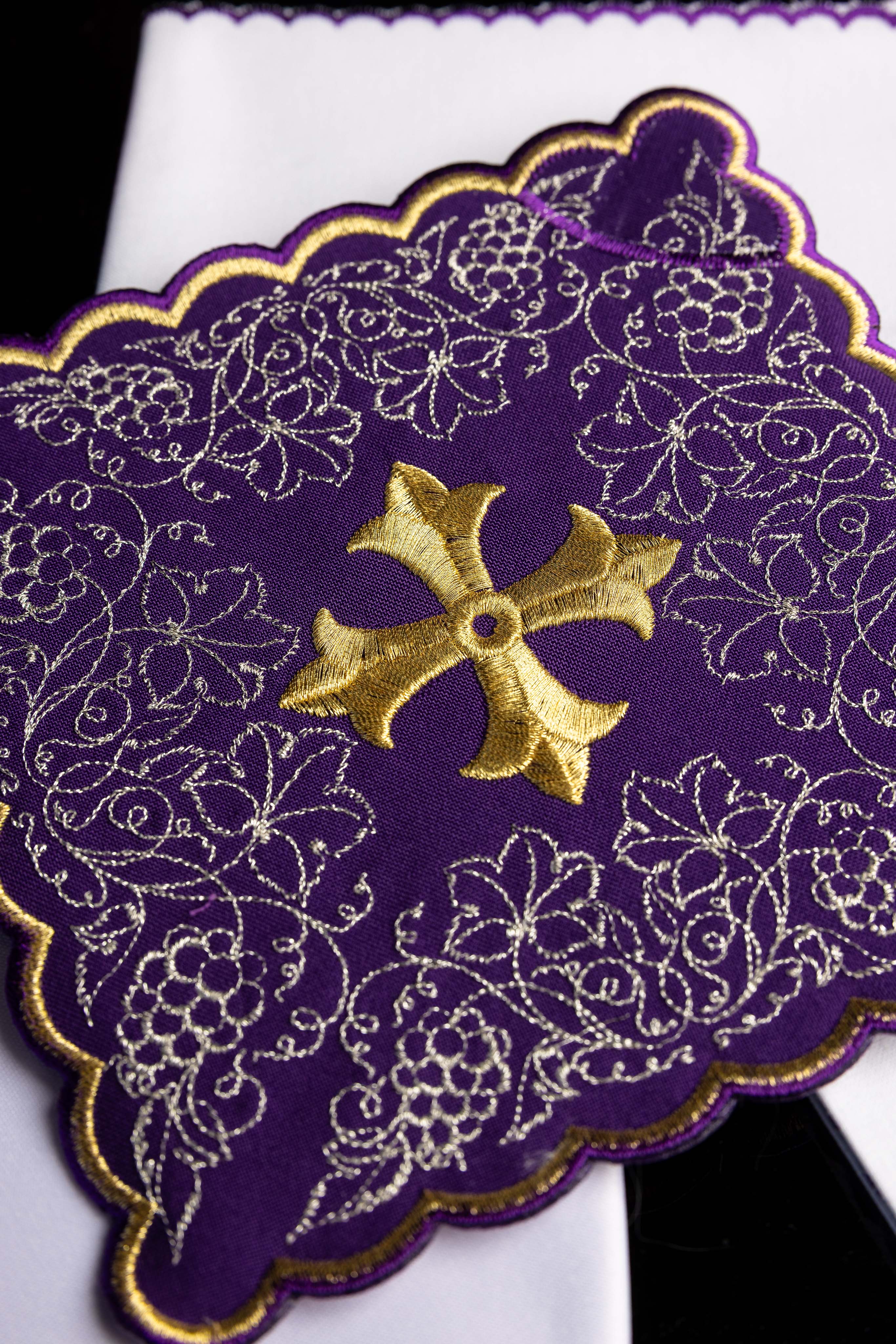 Servicio de altar bordado con motivo de cruz morado