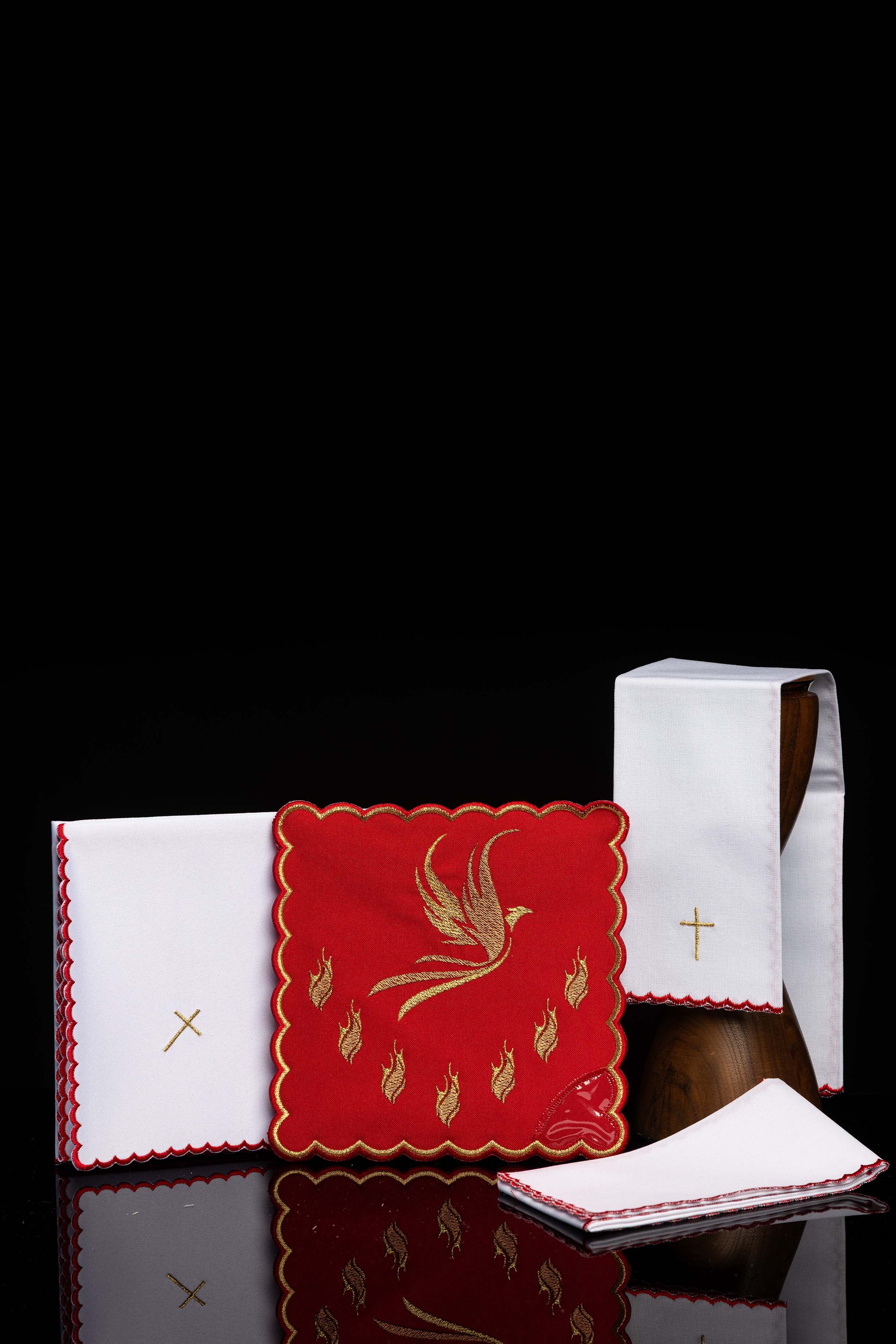 Servicio de altar rojo con bordado del Espíritu Santo