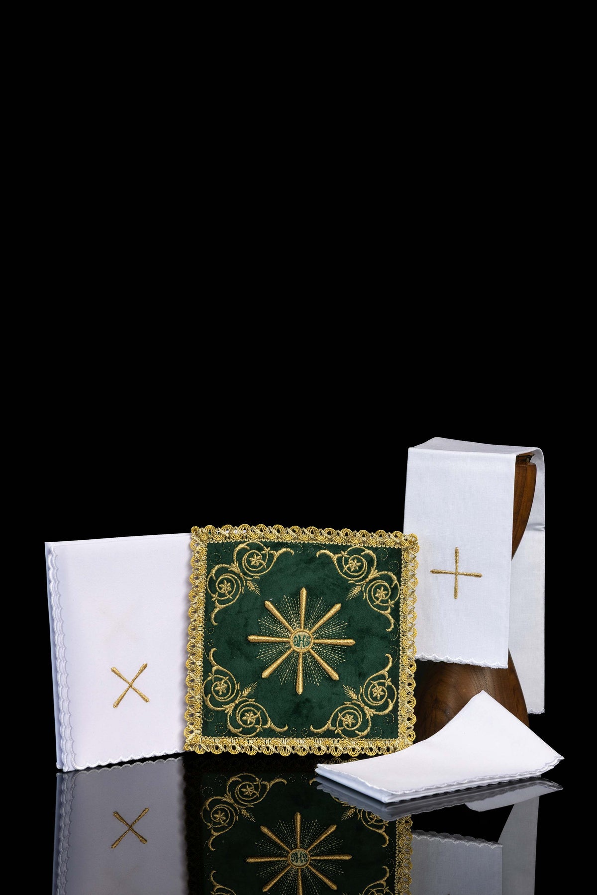 Servicio de altar bordado en terciopelo verde