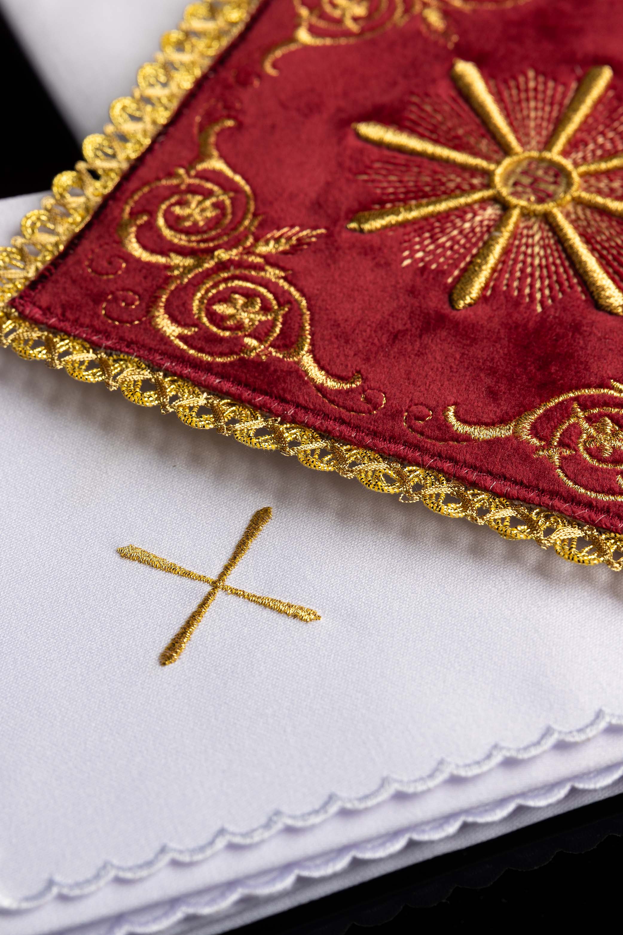 Servicio de altar bordado en terciopelo rojo