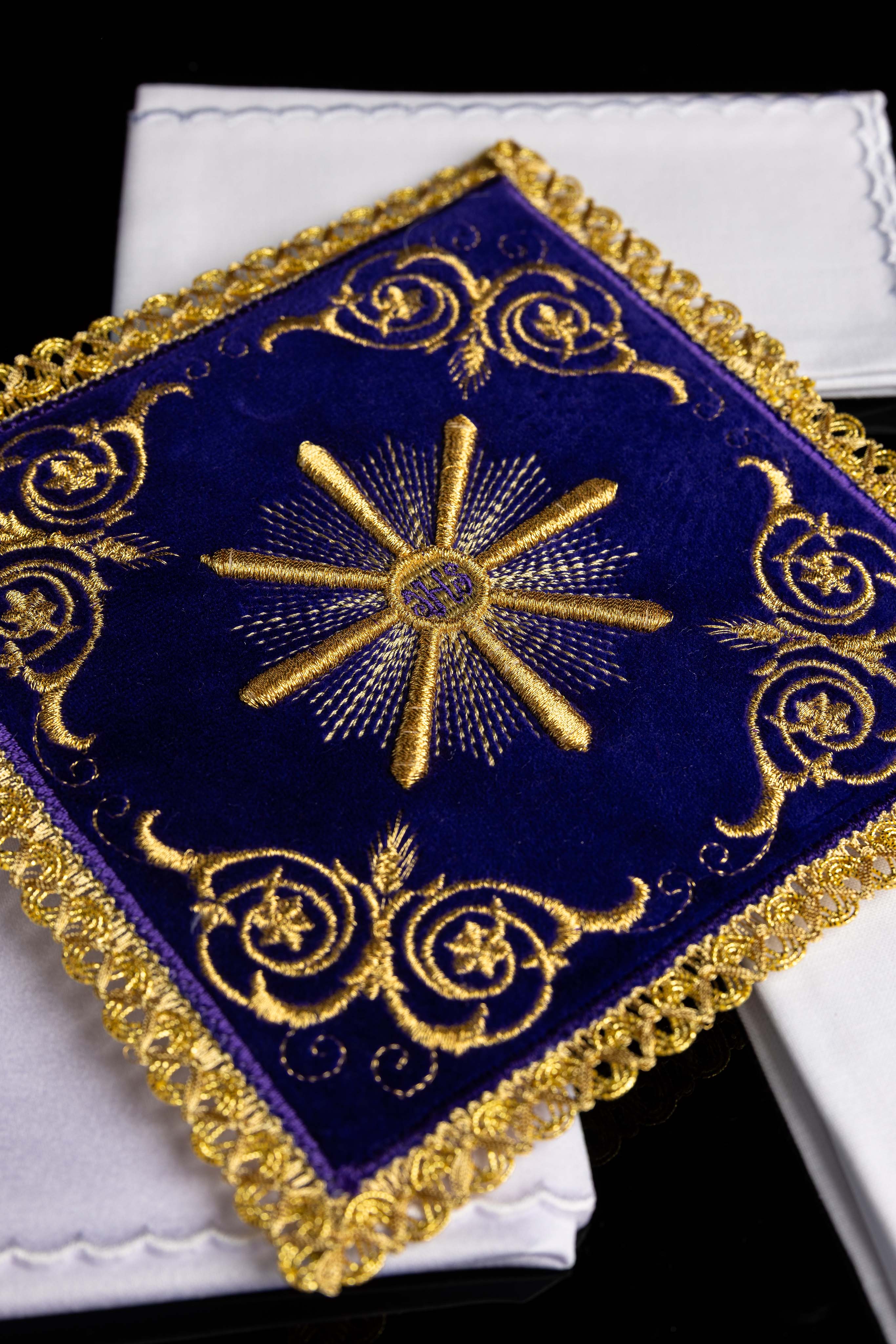 Servicio de altar bordado en terciopelo morado