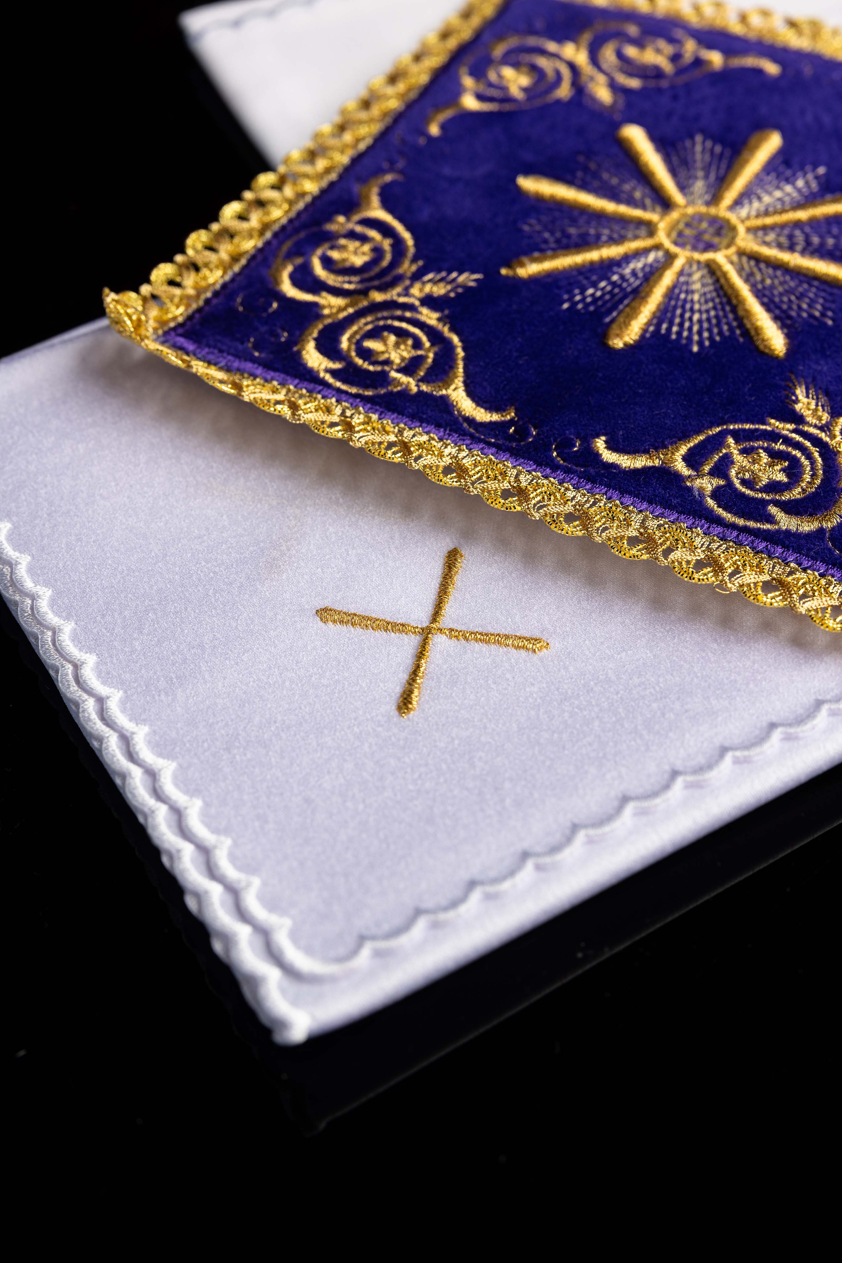 Servicio de altar bordado en terciopelo morado