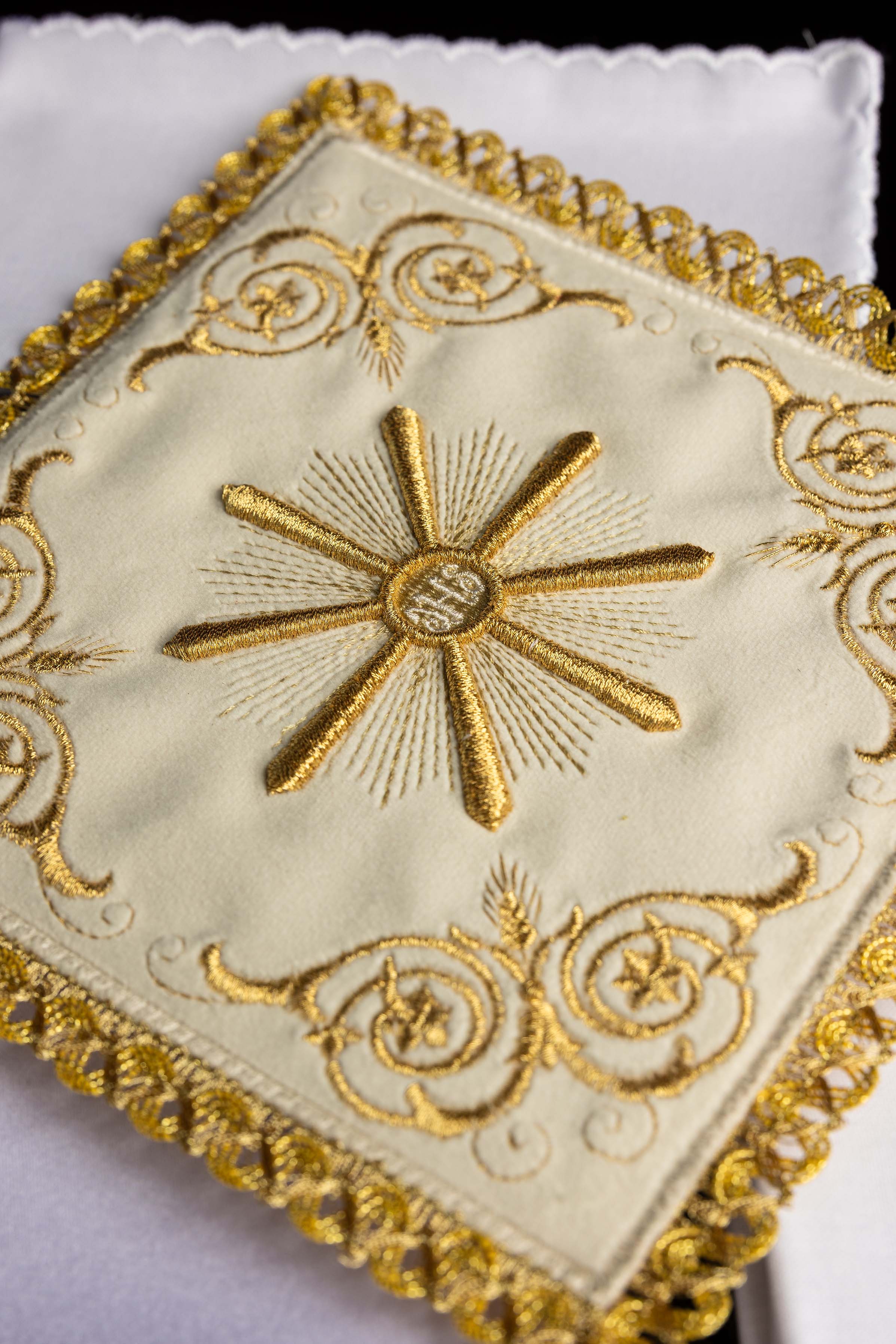 Servicio de altar bordado en terciopelo color ecru