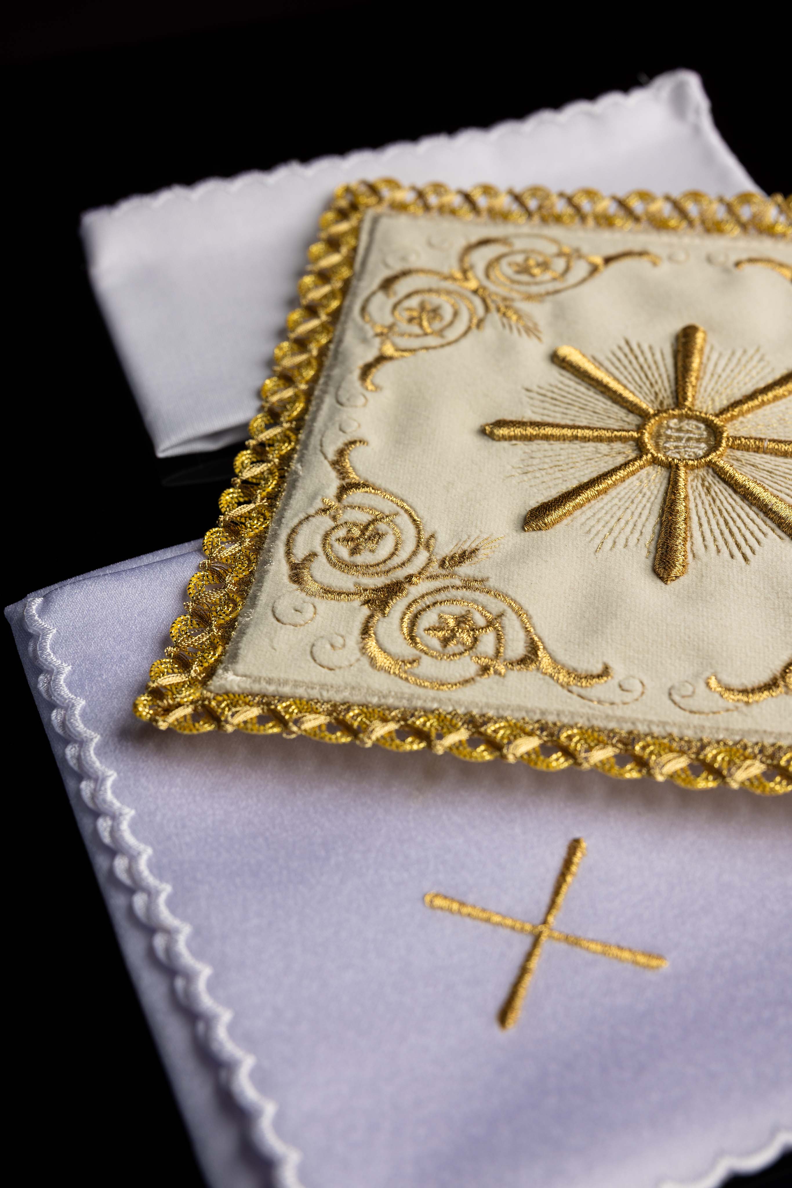 Servicio de altar bordado en terciopelo color ecru