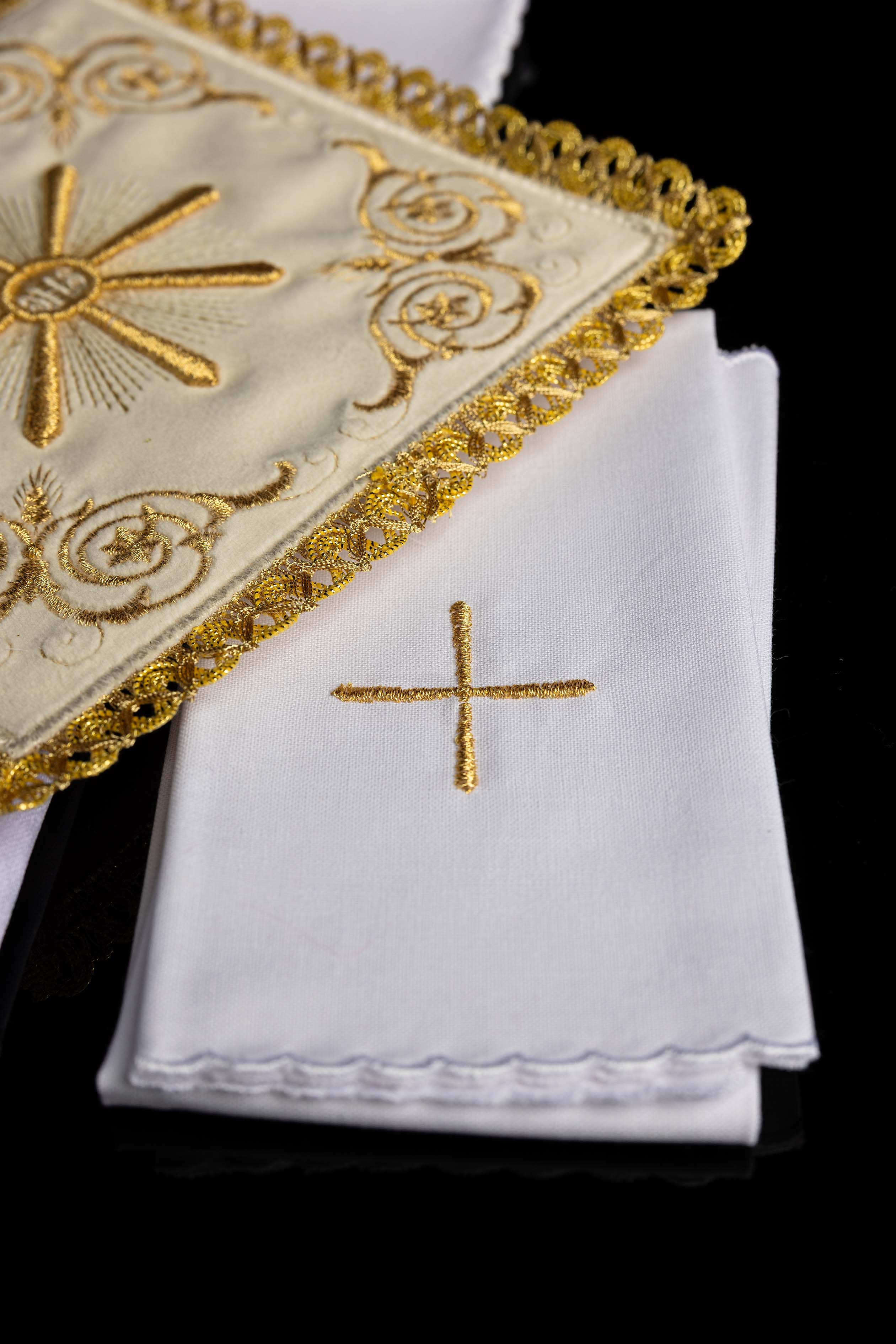 Servicio de altar bordado en terciopelo color ecru