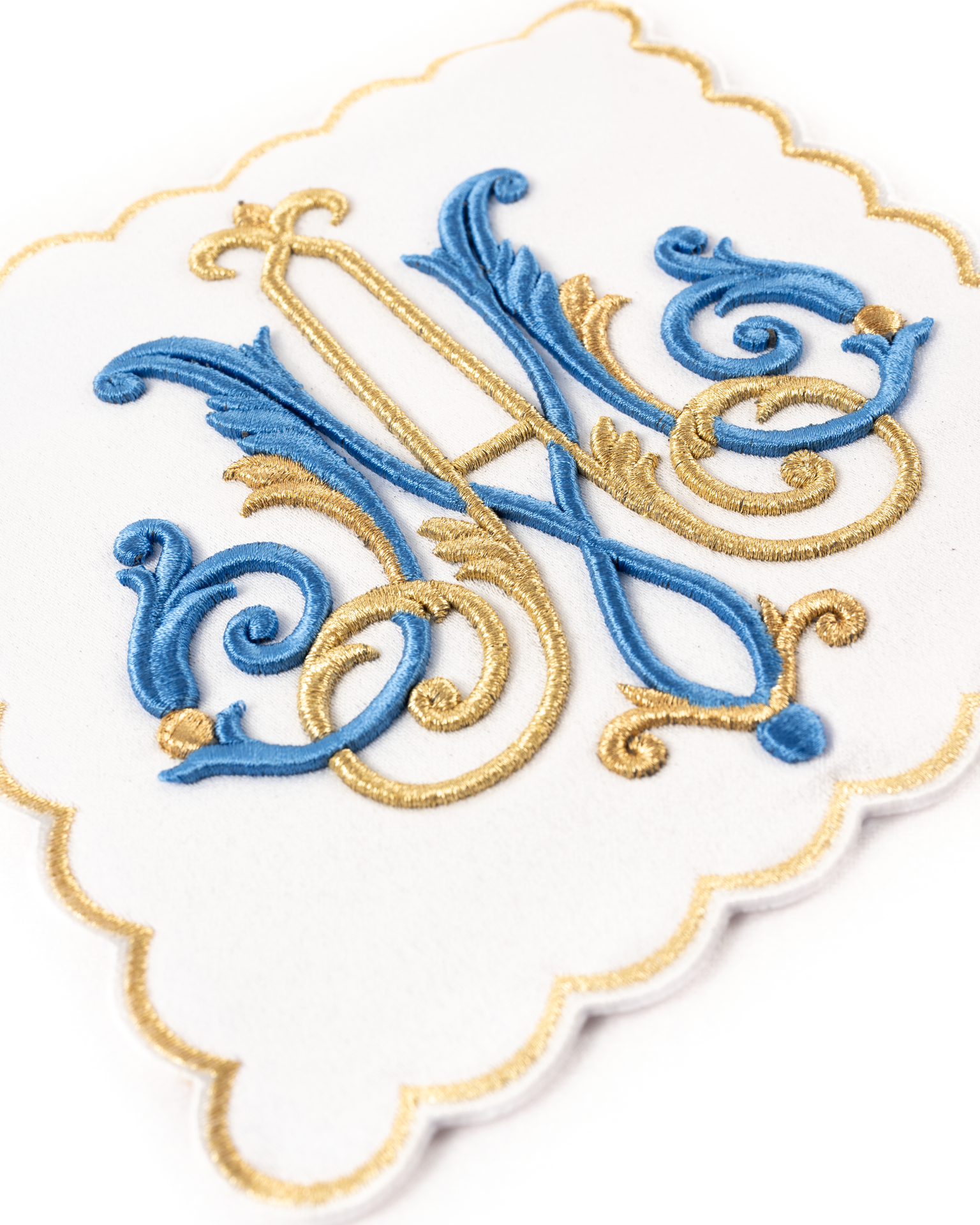 Servicio de altar litúrgico con motivo mariano bordado