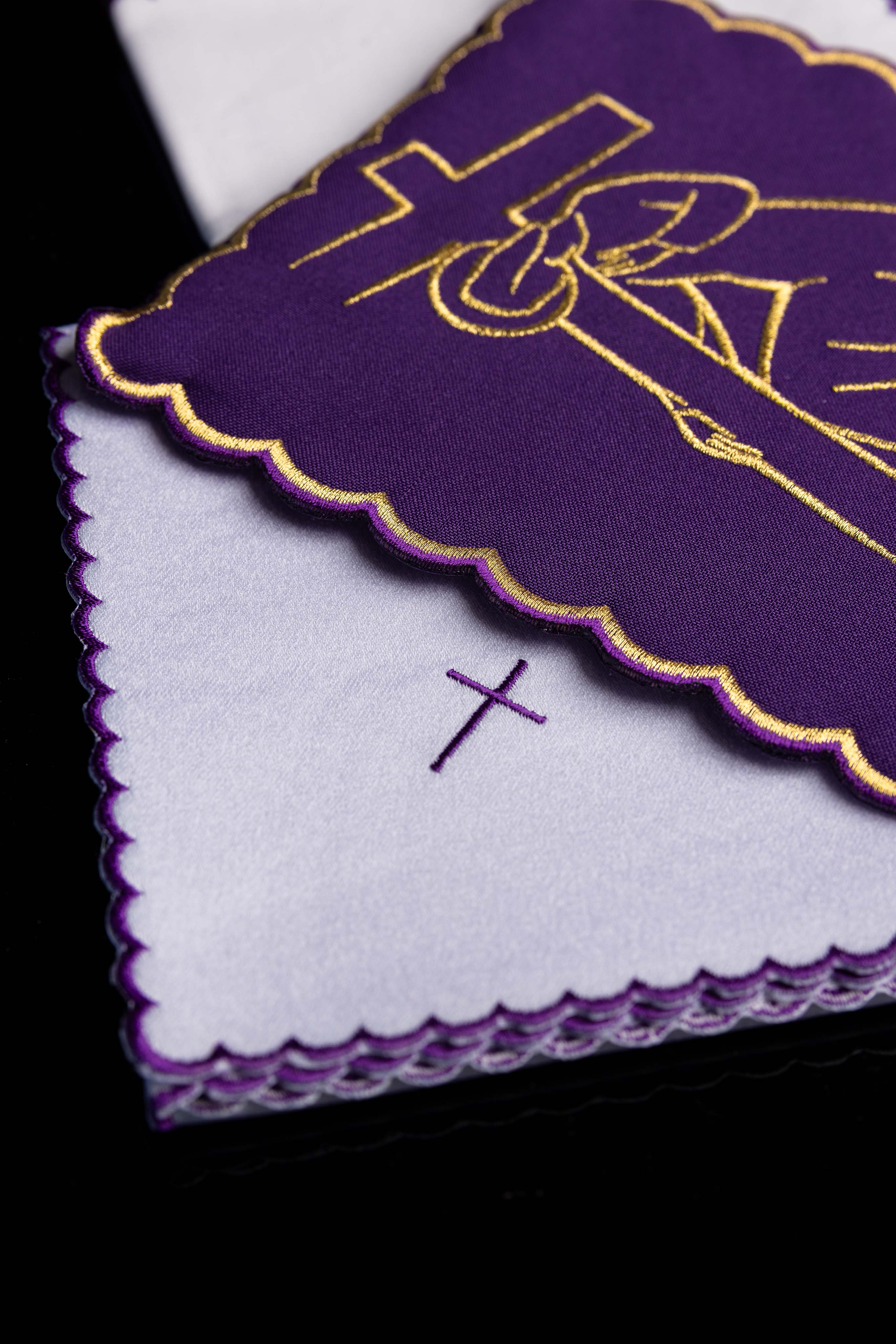 Servicio de altar bordado con el Vía Crucis