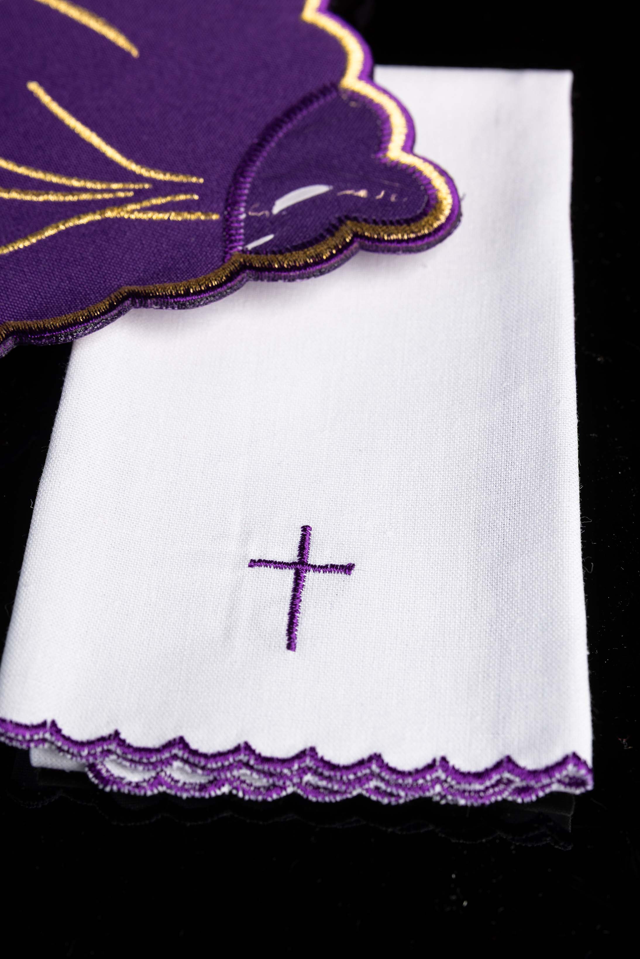 Servicio de altar bordado con el Vía Crucis
