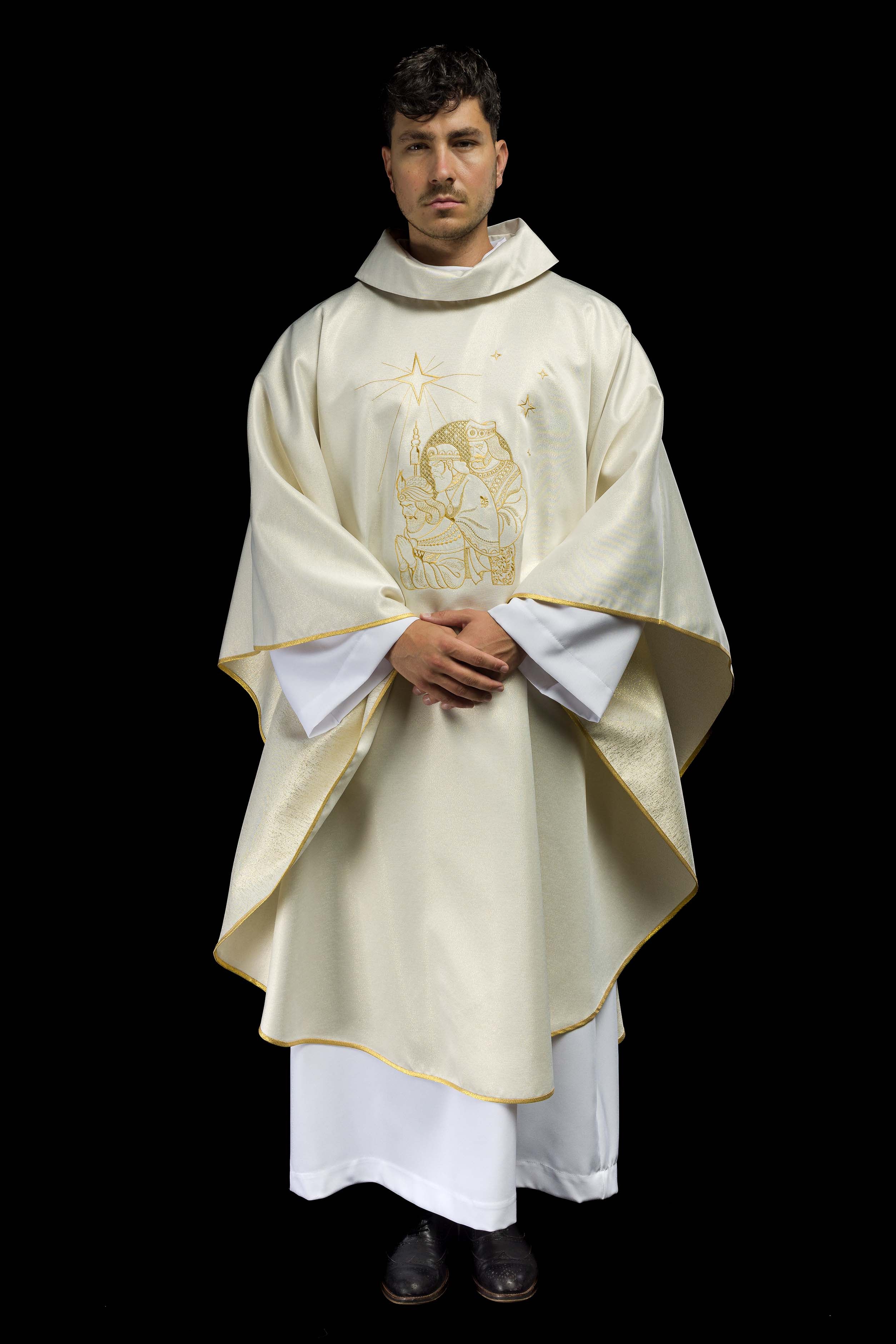 Casulla brillante con bordado dorado e imagen de los Reyes Magos