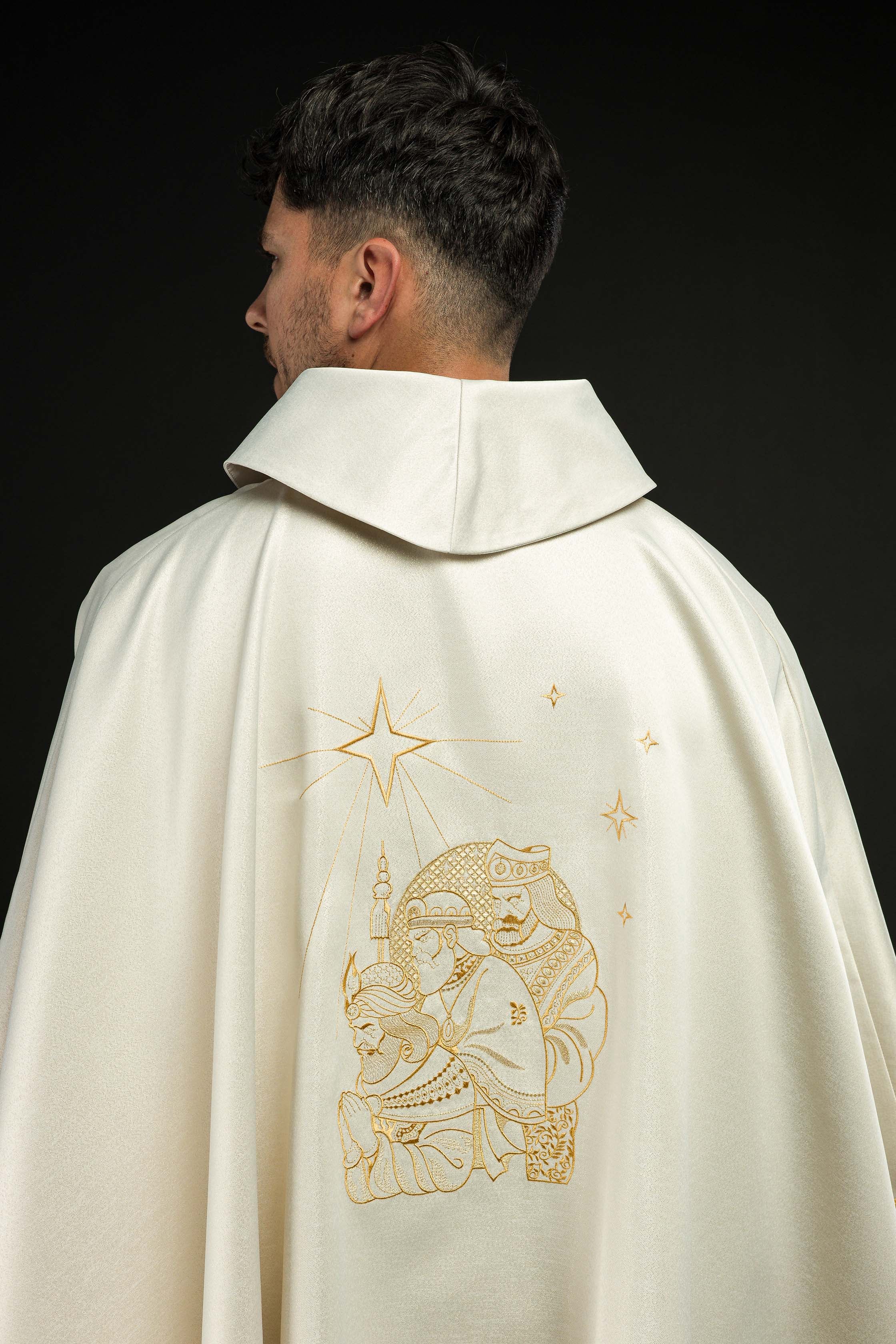 Casulla brillante con bordado dorado e imagen de los Reyes Magos