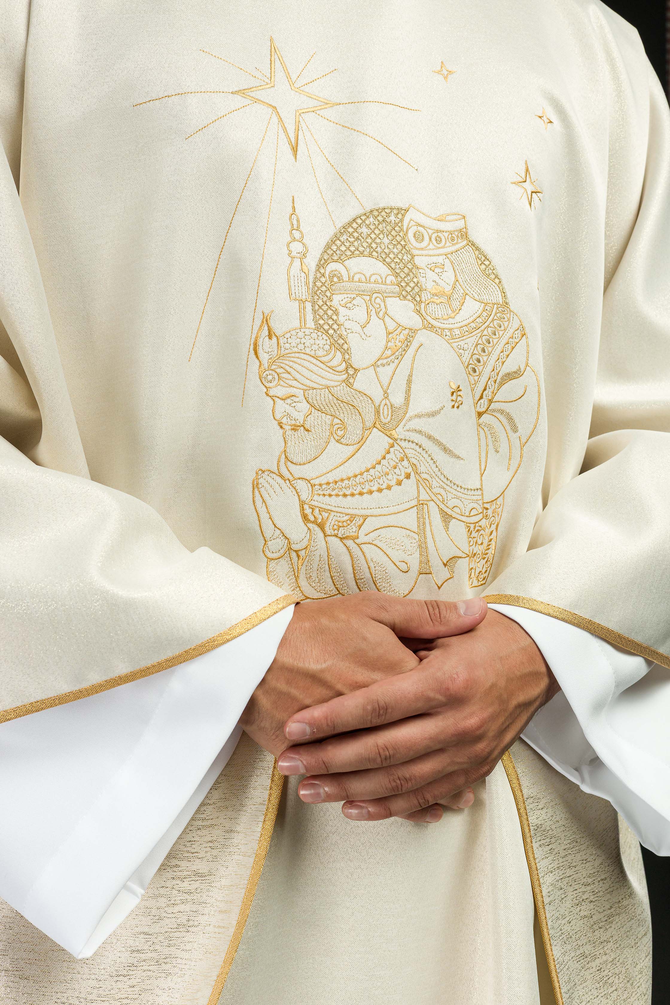 Casulla brillante con bordado dorado e imagen de los Reyes Magos