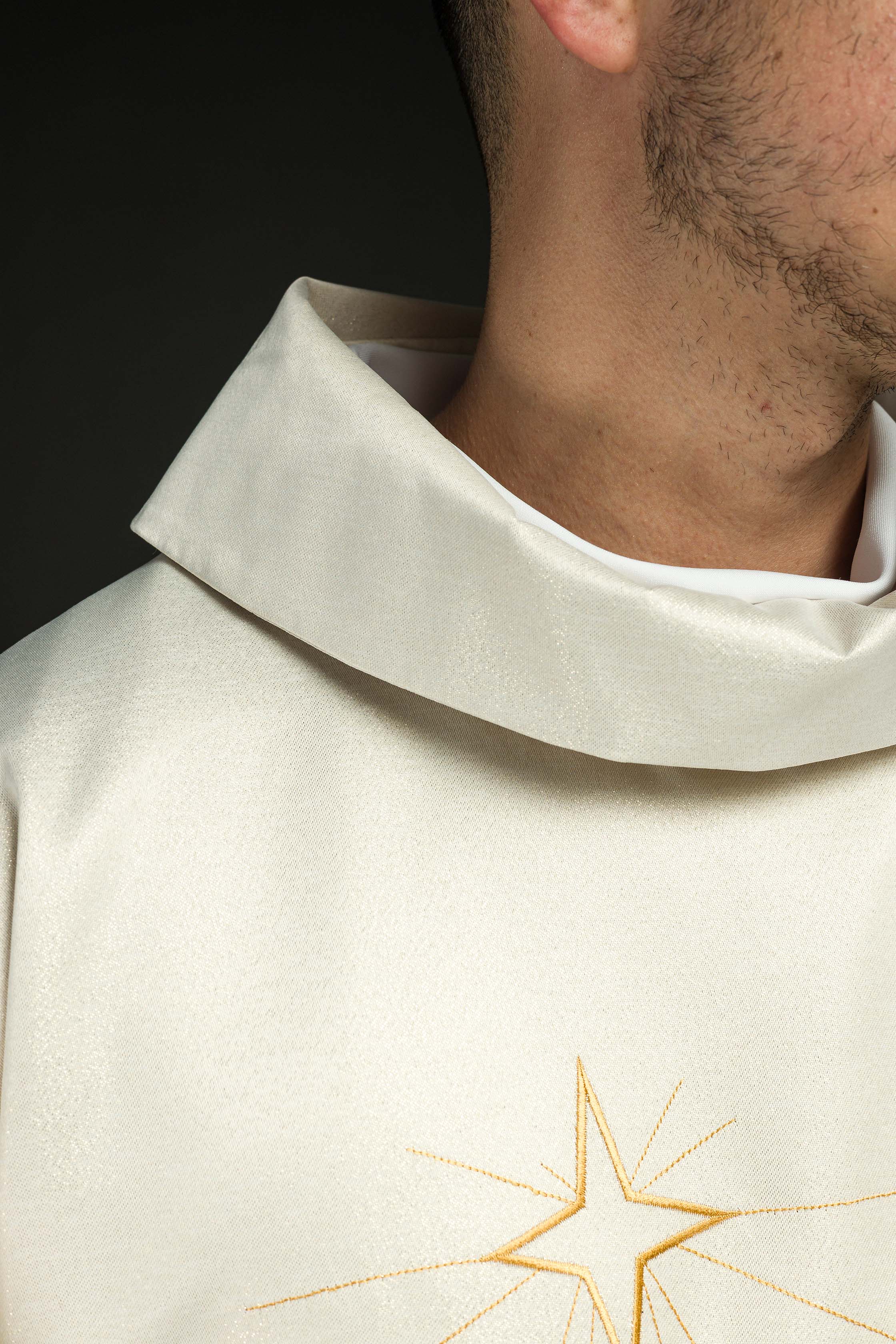 Casulla brillante con bordado dorado e imagen de los Reyes Magos