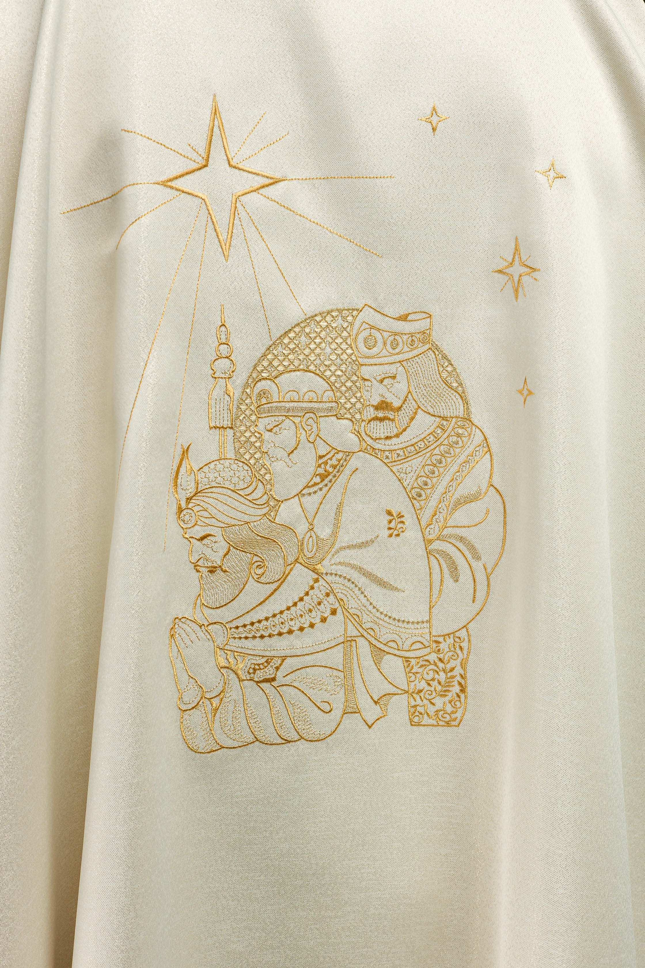 Casulla brillante con bordado dorado e imagen de los Reyes Magos