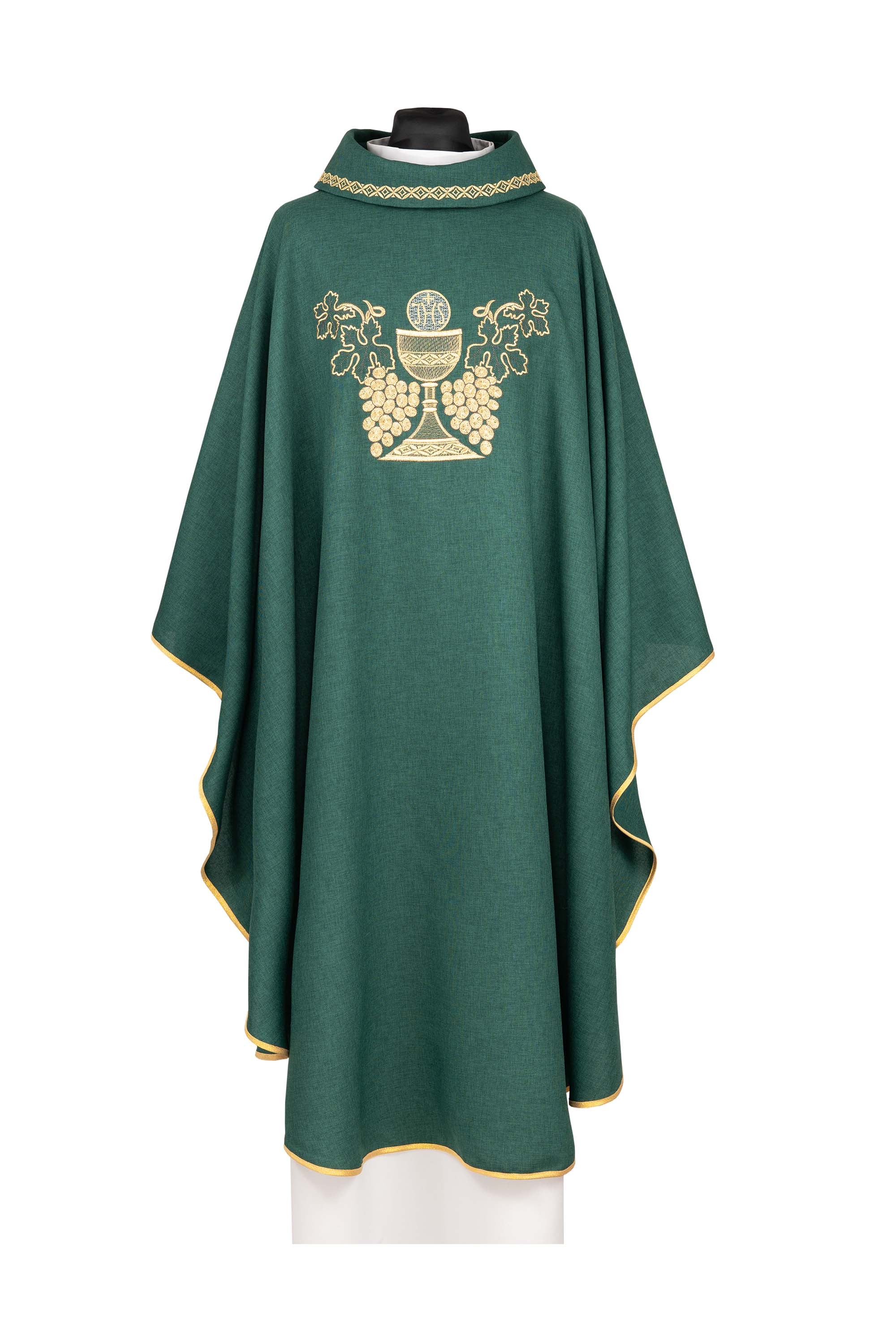Casulla bordada verde con cáliz y racimo de uvas