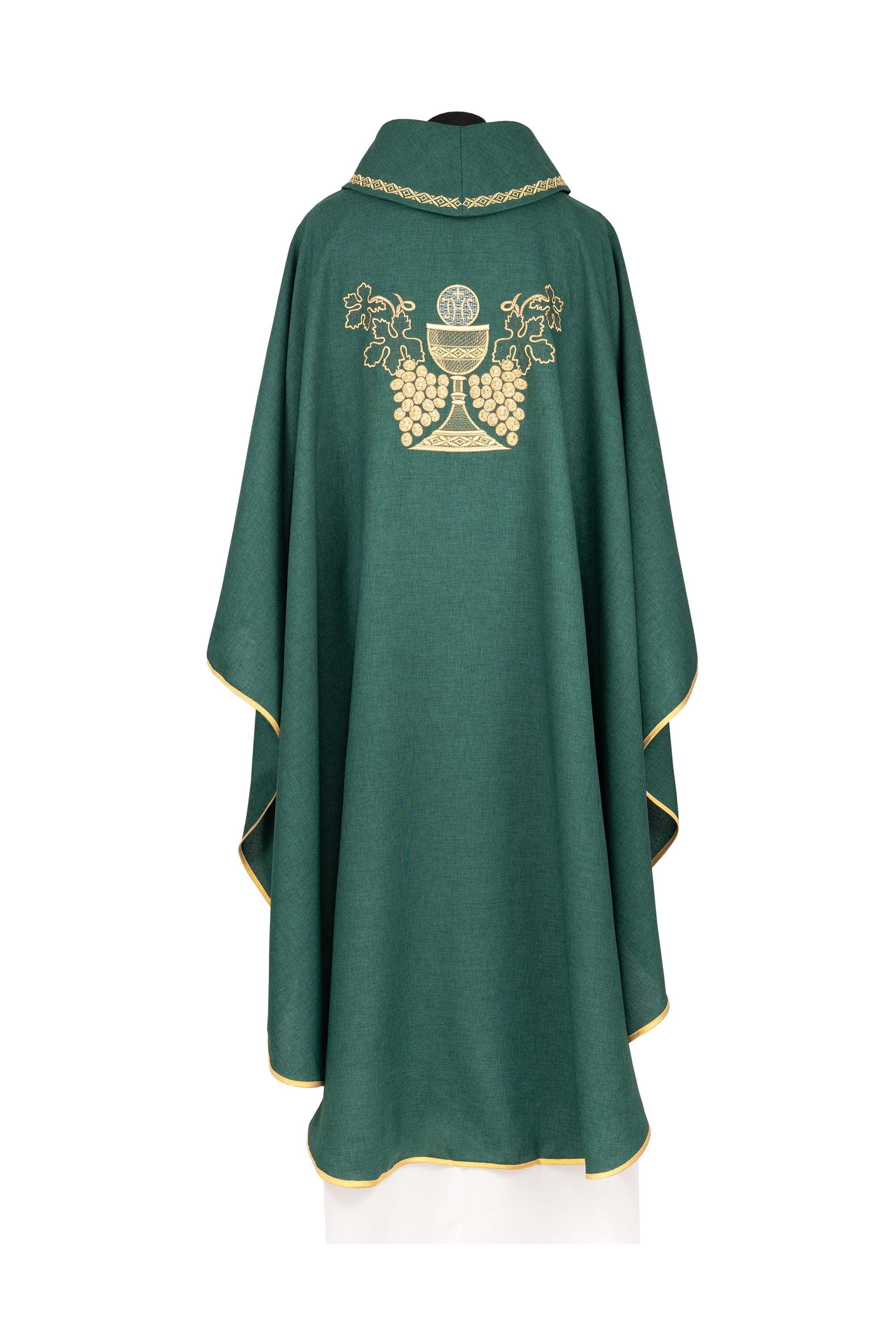 Casulla bordada verde con cáliz y racimo de uvas