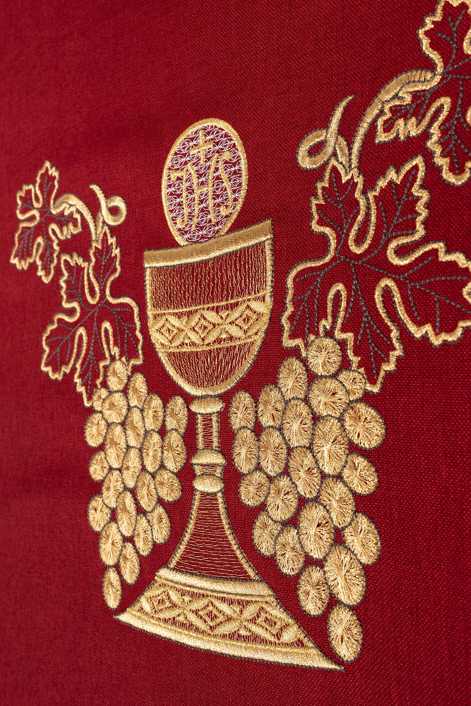 Casulla roja bordada con cáliz y racimo de uvas