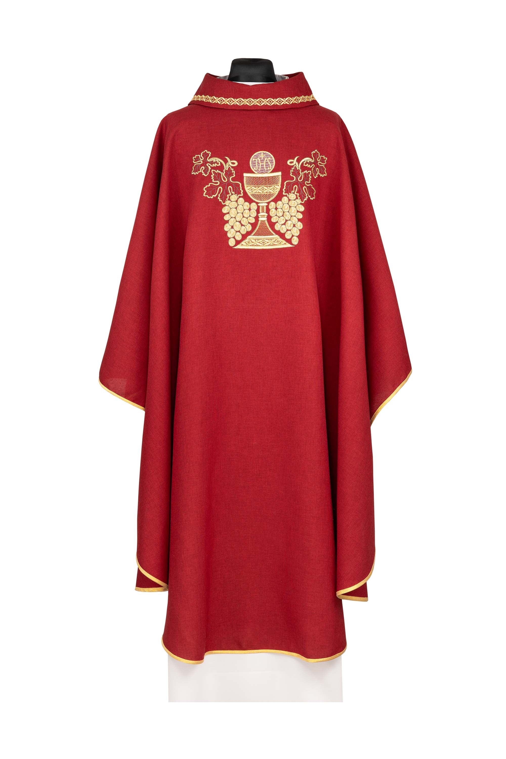Casulla roja bordada con cáliz y racimo de uvas