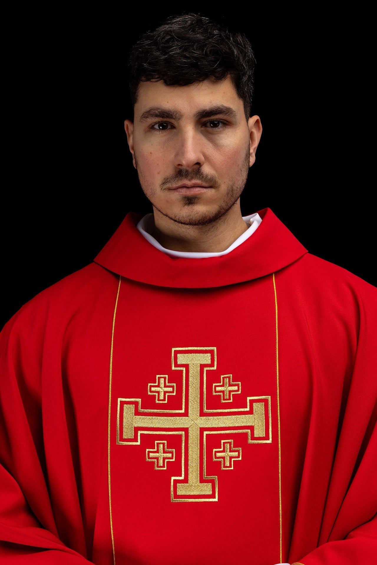 Casulla bordada de color rojo con banda y cruces de Jerusalén