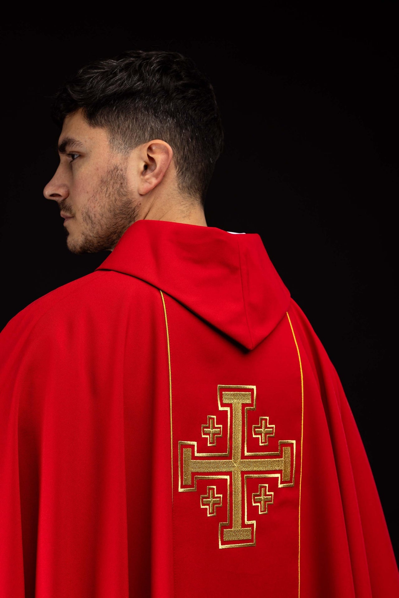 Casulla bordada de color rojo con banda y cruces de Jerusalén