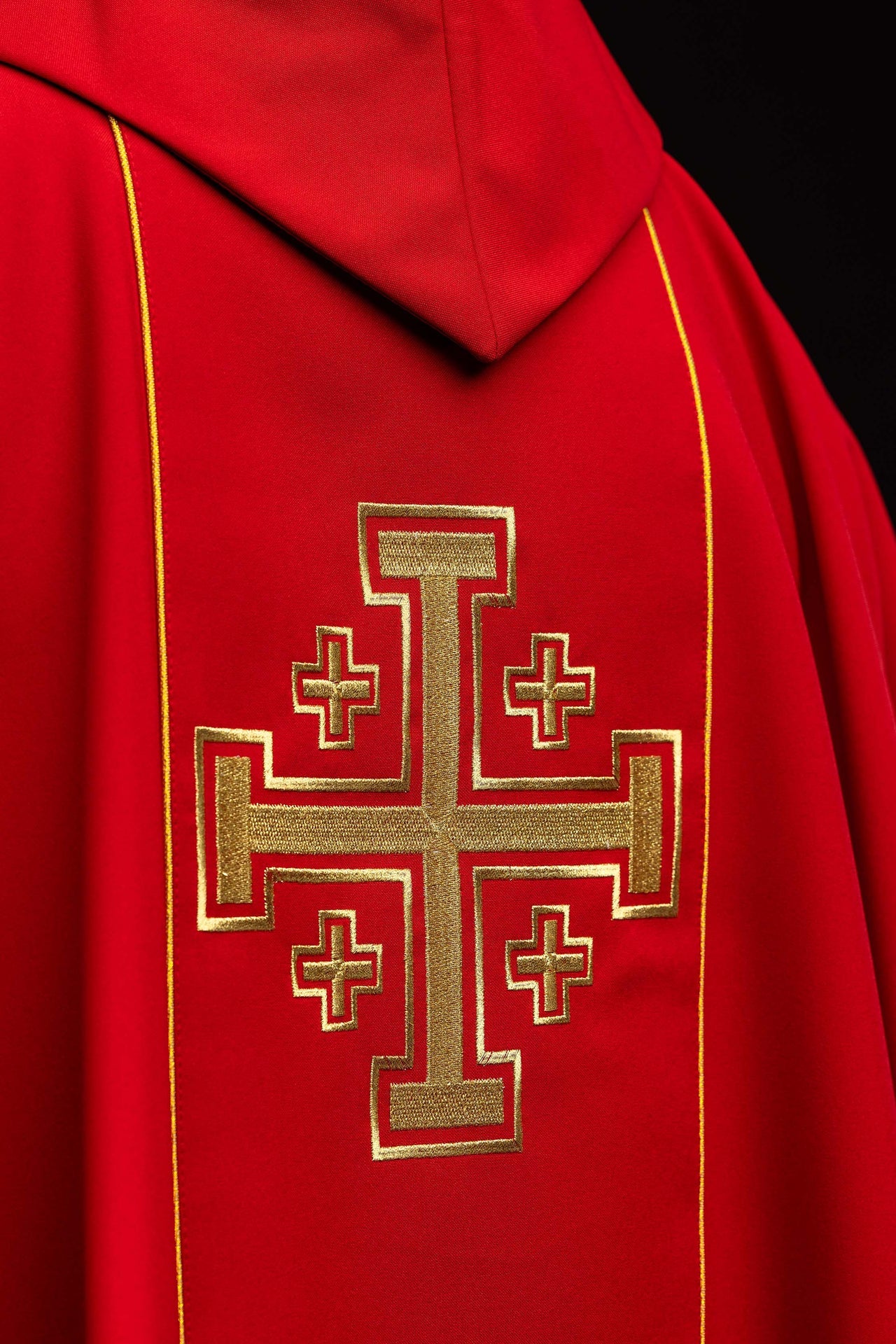 Casulla bordada de color rojo con banda y cruces de Jerusalén