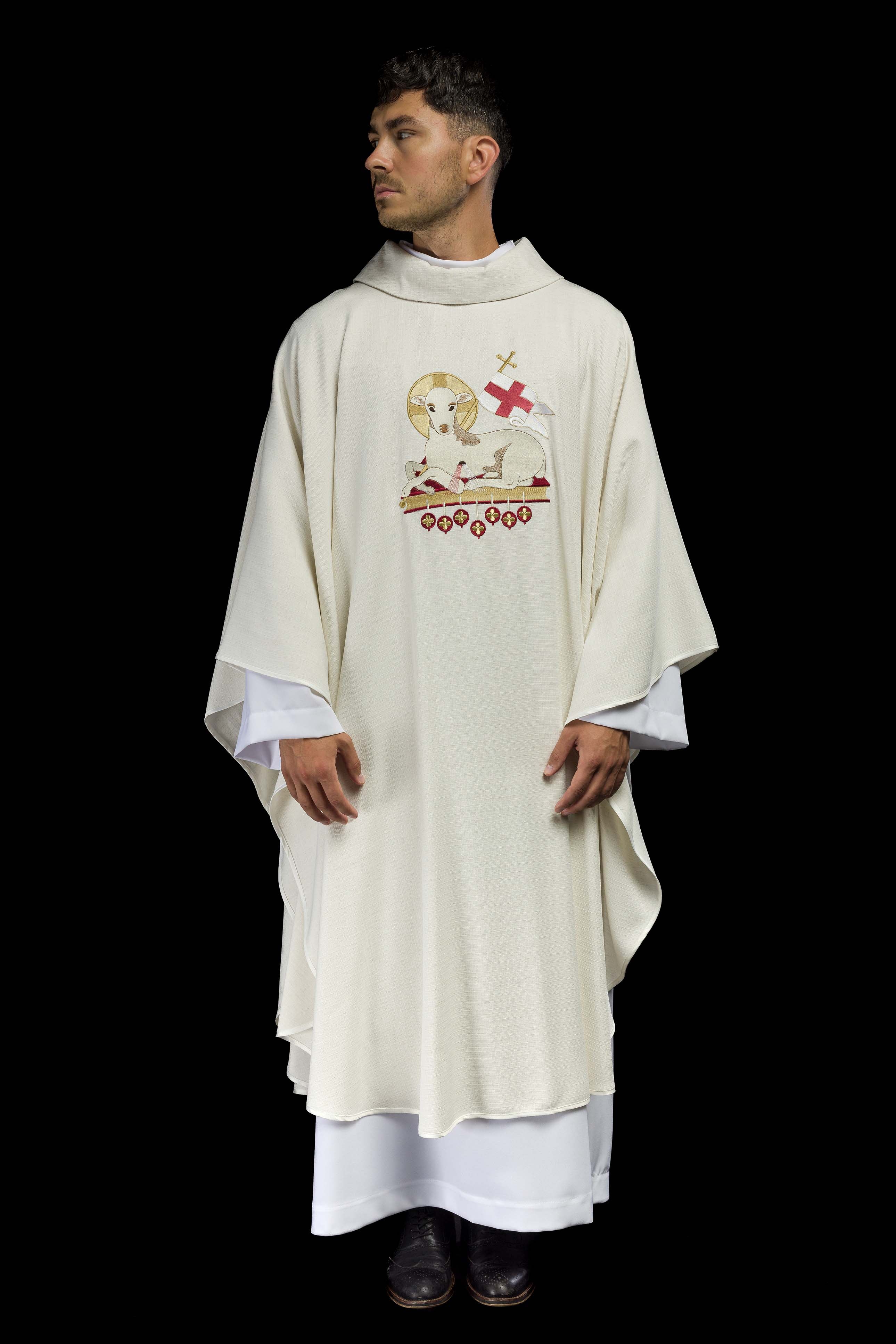 Casulla de Pascua hecha de tela natural con cordero bordado