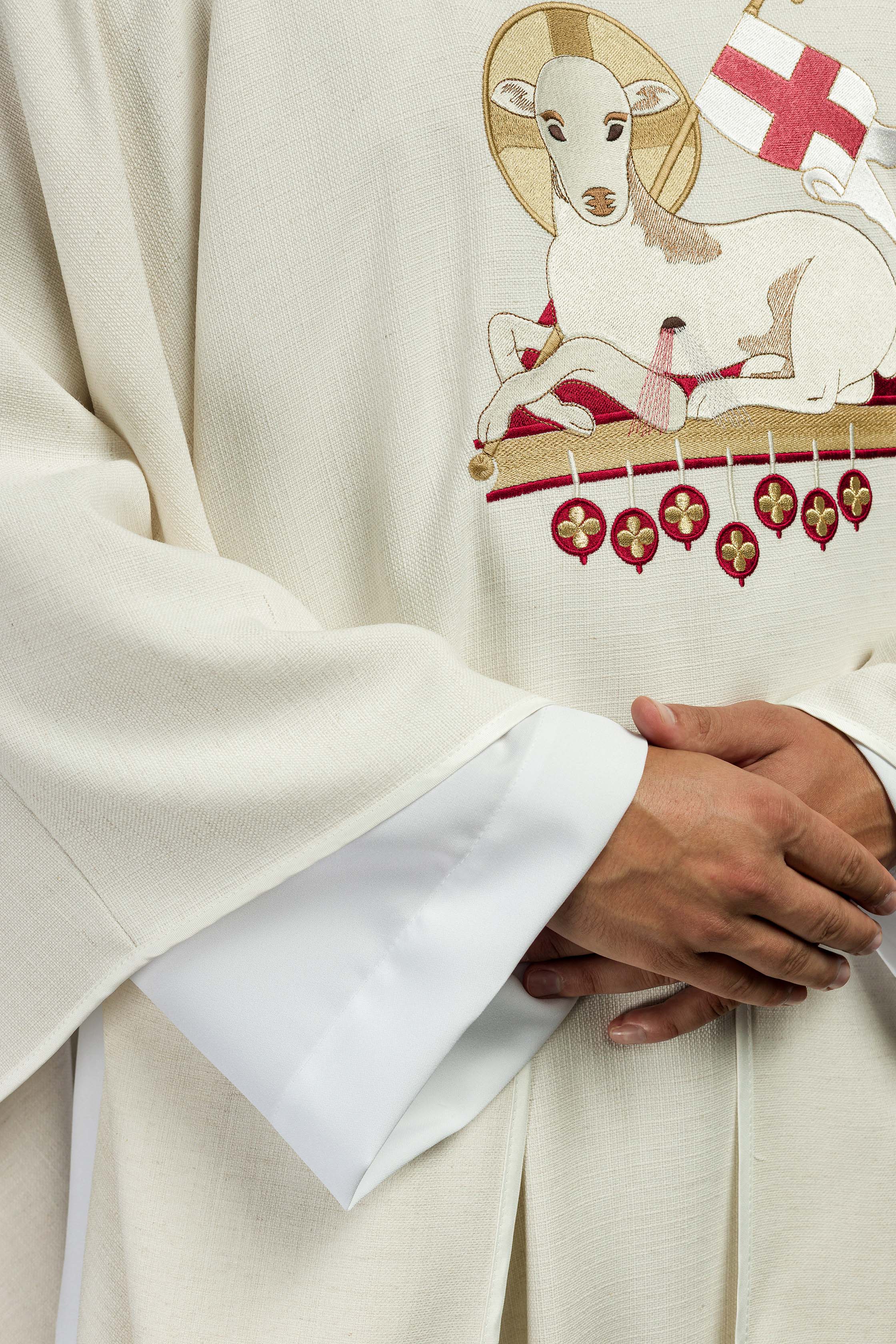 Casulla de Pascua hecha de tela natural con cordero bordado