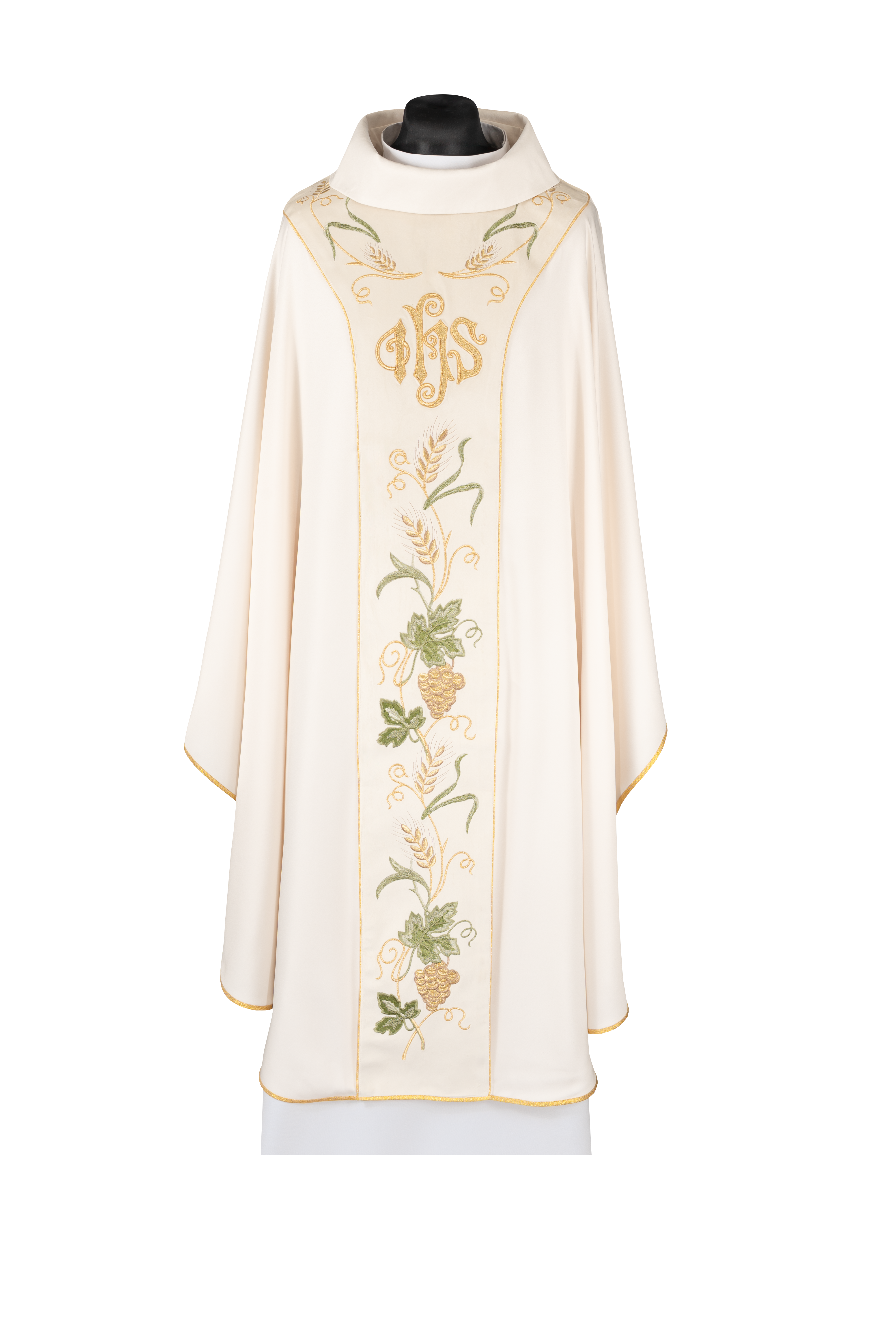 Casulla con faja de terciopelo color crudo y bordado del símbolo IHS