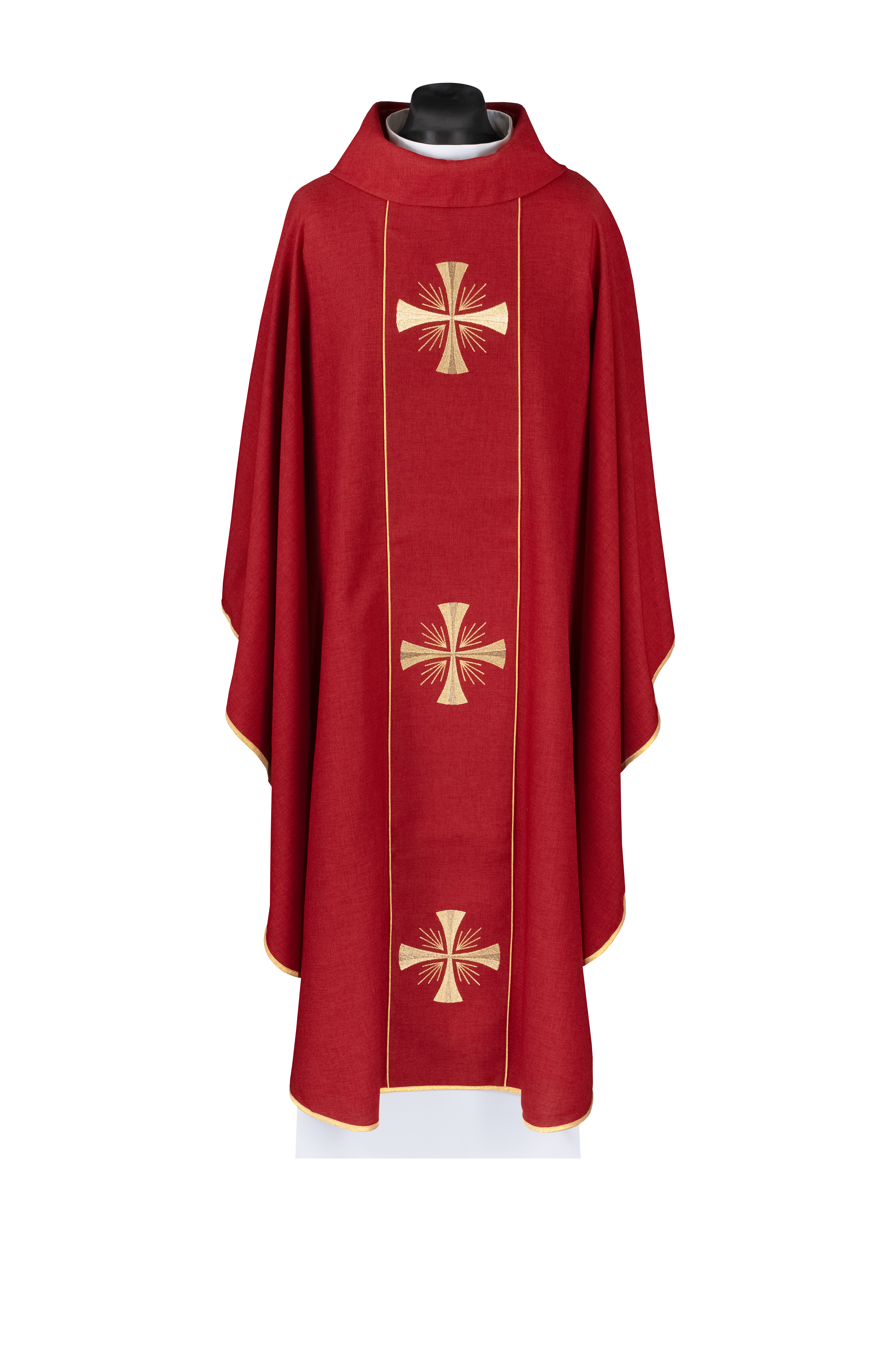 Casulla con faja roja y bordado de cruces