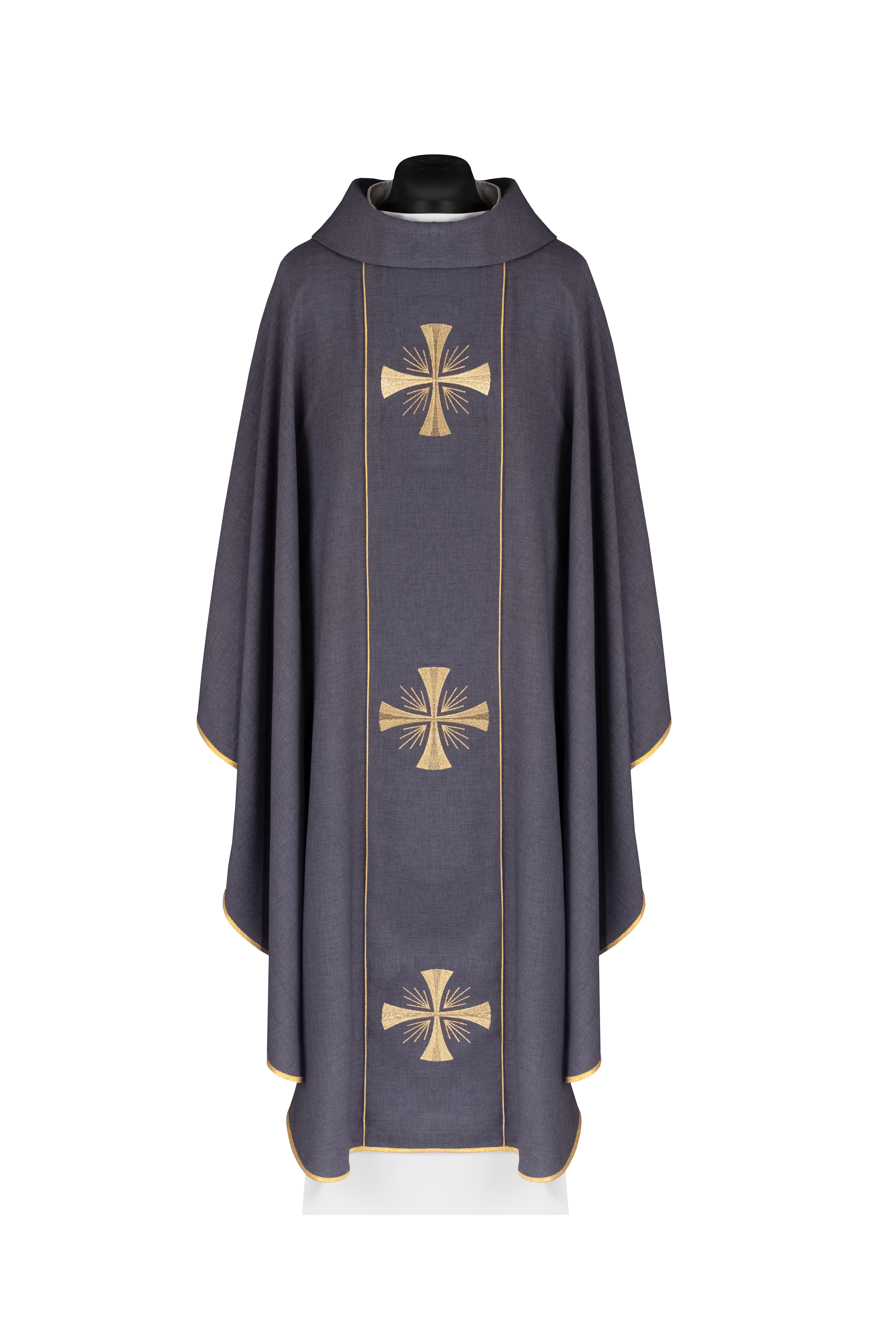 Casulla con faja morada y bordado de cruces