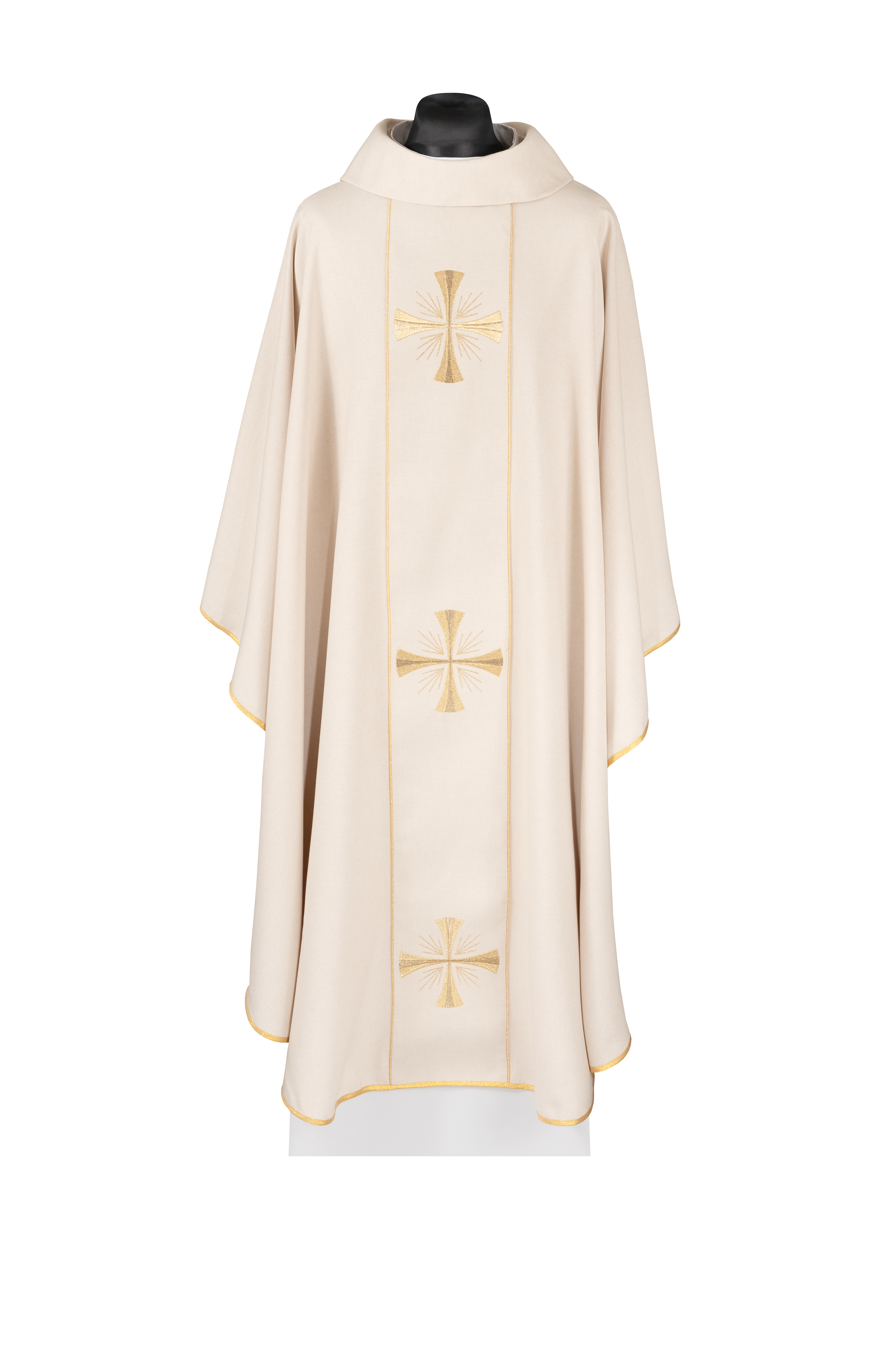 Casulla con faja color crudo y bordado de cruces